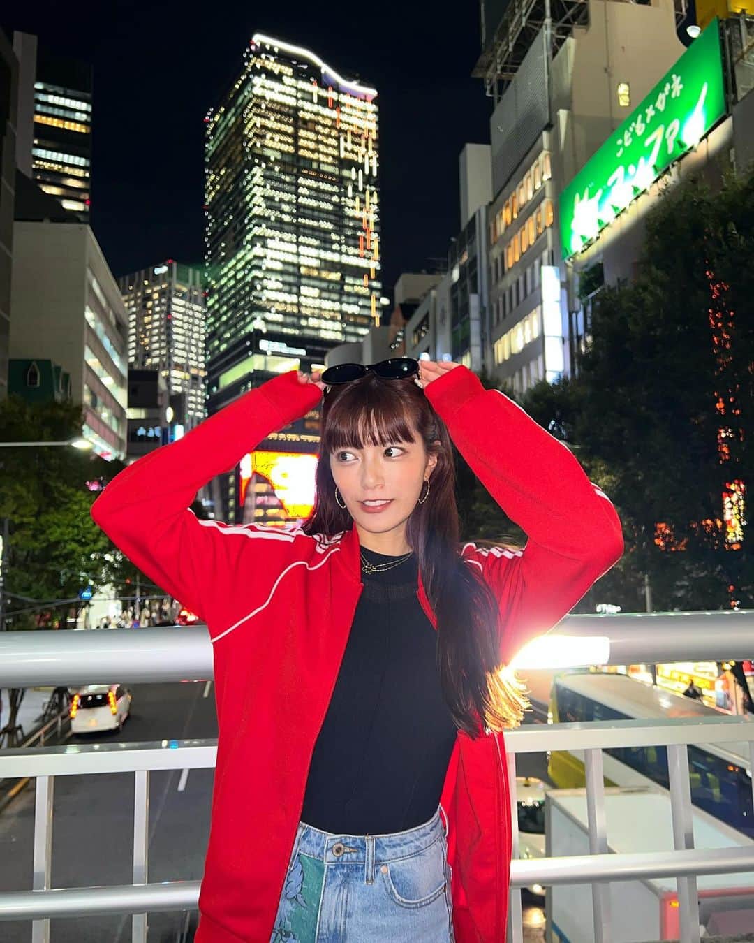 三谷紬のインスタグラム：「❤️🖤 ニューヨークのディスカウントショップで買った 赤いジャージを着た日。 渋谷でねおが写真を撮ってくれました👟 ミッキー柄のデニムは母とお買い物に行った時に一目惚れ。 私服のテイスト定まらなくて 日によって服装が全然違うわたくし😂 ４枚目はねおとおちゃらけて😂😂 * #ジャージ#ジャージコーデ#赤#🟥#❤️#スポーツ#スポーツウェア#スポーティーコーデ#コーディネート#todaysoutfit#todaystyle#ootd#ootn#outfit#ねお#渋谷#shibuya#ミッキー#mickeymouse#デニム#denim#テレビ朝日#アナウンサー#三谷紬」