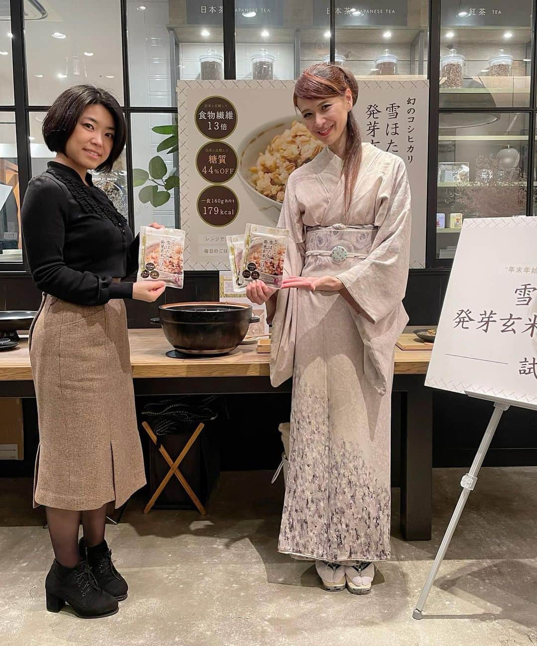 里井真由美さんのインスタグラム写真 - (里井真由美Instagram)「銀座「SALON GINZA SABOU」でトークショー  🇯🇵天皇献上米としても名高い、群馬県産「幻のコシヒカリ 雪ほたか」の「発芽玄米ごはん」パックについて〜  ご参加の皆さまと試食会も開催されました♡  @salon_ginzasabou  この　雪ほたか発芽玄米ご飯パックの 大注目すべき点は、「食物繊維の豊富さ」  また、栄養価そのままに、「レンチン3分」で食べられる利便性と、「パッケージにも栄養価が表示できる」！ エビデンス付き、正真正銘のスゴさなの。  つぶつぶもちもちしてて、旨み香りありおいしい❣️ 土鍋炊きは美味しいかと思いますが、 大変だったり、状況にムラが出やすいから ご飯パックがおすすめです。  おいしさと同時に、発芽玄米に食物繊維やミネラルも豊富なスーパーフード「スーパー大麦バーリーマックス」が配合されています。  アパレルとライフスタイルカンパニーの「ジュン」と 帝人グループのヘルスケア事業会社「NOMON」が コラボレーションで誕生しただけあり、 センス良さと科学的根拠が両立したすごいご飯パックなの。  🔻  白米と比べ食物繊維繊維が13倍 白米と比べ糖質44%オフ 1食160gあたり 179kcal  ほんと　すごいーご飯ですよ♡  。。。。  わたし、身体を「巡らせる」事は意識しているので この食物繊維の豊富さは　超　嬉しい☺️  手軽に美味しさと栄養がとれ、 お忙しい方にもオススメですよー♡  。。。  発芽玄米ごはんは、 ⭕️銀座SALON GINZA SABOU、 ⭕️御殿場プレミアムアウトレットのSALON GINZA SABOU ⭕️こめ食堂  で、頂けて販売もされています♡  @salon_ginzasabou @salon_ginzasabou_komeshokudo  。。。  またいつか食と美と健康、ライフスタイルについて 皆さまと語れる時間があるといいな♡  素敵なご縁をありがとうございます。  。。。  #PR #ginzasabou #雪ほたか#雪ほたか発芽玄米#発芽玄米 #レンチン#レンチンレシピ #レンチン料理 #ごはん#トークショー#着物#里井真由美#フードジャーナリスト里井真由美」12月14日 20時41分 - mayumi.satoi