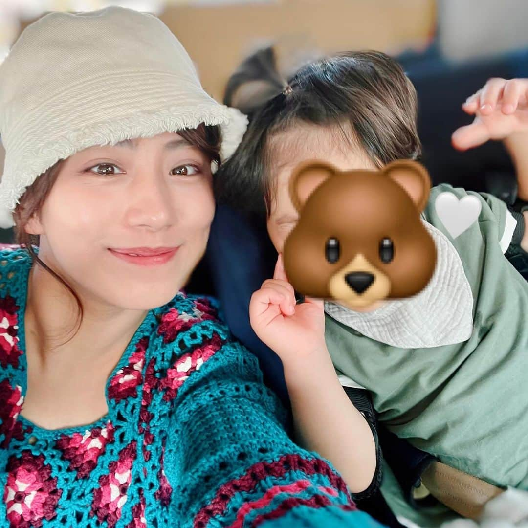 坂本遥奈のインスタグラム：「甥っ子くまくんとの思い出写真🤳 2歳をむかえてから言葉の成長速度が早すぎて 会うたびにびっくり…！😳  久しぶりに会ったときに「はーちゃんあしょんでーーー」って ぎゅーってきた時は可愛すぎてびっくり😳  ハルが釣りに行ってお魚を釣るってことを覚えたらしく「はーちゃんは、おしゃかな、いーっぱいしゅるんだよねー」ってナチュラルにお姉ちゃんとお話してる動画送られてきたときは、ほんと天才って思った…🥹  一度見たり聞いたりしたことは覚えてる記憶力の良さに、ハッとさせられることが多くて、ちっちゃい体の中にどうやって吸収されてるんだろう…といつも不思議に思います🤭 可愛いを更新してるくまくんに会うのが変わらずハルの1番の癒しです♡♡ またくまくん投稿しまーす🐻  #TEAMSHACHI #坂本遥奈#japanese#japanesestyle #japaneseidol #idol #fyp#instagood #instafashion #instalike #japan #followme」