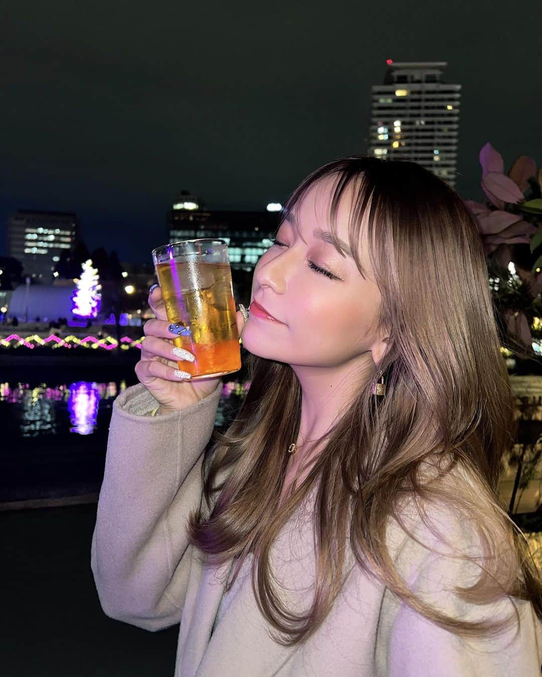 和栗汐里さんのインスタグラム写真 - (和栗汐里Instagram)「𝕁𝕁🍸🌠  大阪某所でJJのイベントがやってて 東京からJJ飲みに来たの〜美味しい🥺大好き！！  JJって何？って思った人も多いかな🫨💭 〝ジャスミン焼酎のジャスミン茶割〟のことなの！  ジャスミン焼酎茉莉花はさっぱりしてて 飲みやすいし割りものはジャスミンだけじゃなくて 紅茶で割るとJK、緑茶で割るとJR！ 全部と相性良くて飲み比べてみたけど ぜ〜んぶ美味しかった🌿  イベント開催日：2023年12月15日（金）〜12月16日（土） みんなも謎を解いてイベントに参加してみてね♡ 詳しくは 【 @jj_toha_nanika 】  テラスからの景色が綺麗でJJ飲むには 最高のロケーションだったよ💕  茶室とかも謎を解いたら行けたり わくわくするコンテンツがたくさんでした✨  #PR #JJトハナニカ#サントリー」12月14日 20時43分 - shipi0520