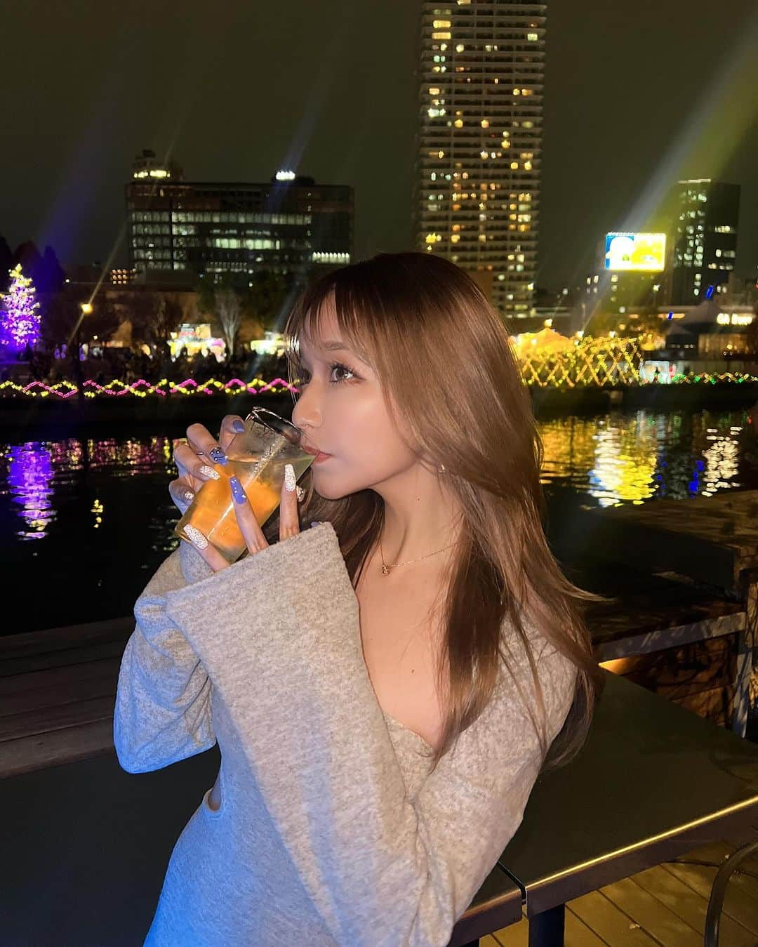 和栗汐里さんのインスタグラム写真 - (和栗汐里Instagram)「𝕁𝕁🍸🌠  大阪某所でJJのイベントがやってて 東京からJJ飲みに来たの〜美味しい🥺大好き！！  JJって何？って思った人も多いかな🫨💭 〝ジャスミン焼酎のジャスミン茶割〟のことなの！  ジャスミン焼酎茉莉花はさっぱりしてて 飲みやすいし割りものはジャスミンだけじゃなくて 紅茶で割るとJK、緑茶で割るとJR！ 全部と相性良くて飲み比べてみたけど ぜ〜んぶ美味しかった🌿  イベント開催日：2023年12月15日（金）〜12月16日（土） みんなも謎を解いてイベントに参加してみてね♡ 詳しくは 【 @jj_toha_nanika 】  テラスからの景色が綺麗でJJ飲むには 最高のロケーションだったよ💕  茶室とかも謎を解いたら行けたり わくわくするコンテンツがたくさんでした✨  #PR #JJトハナニカ#サントリー」12月14日 20時43分 - shipi0520