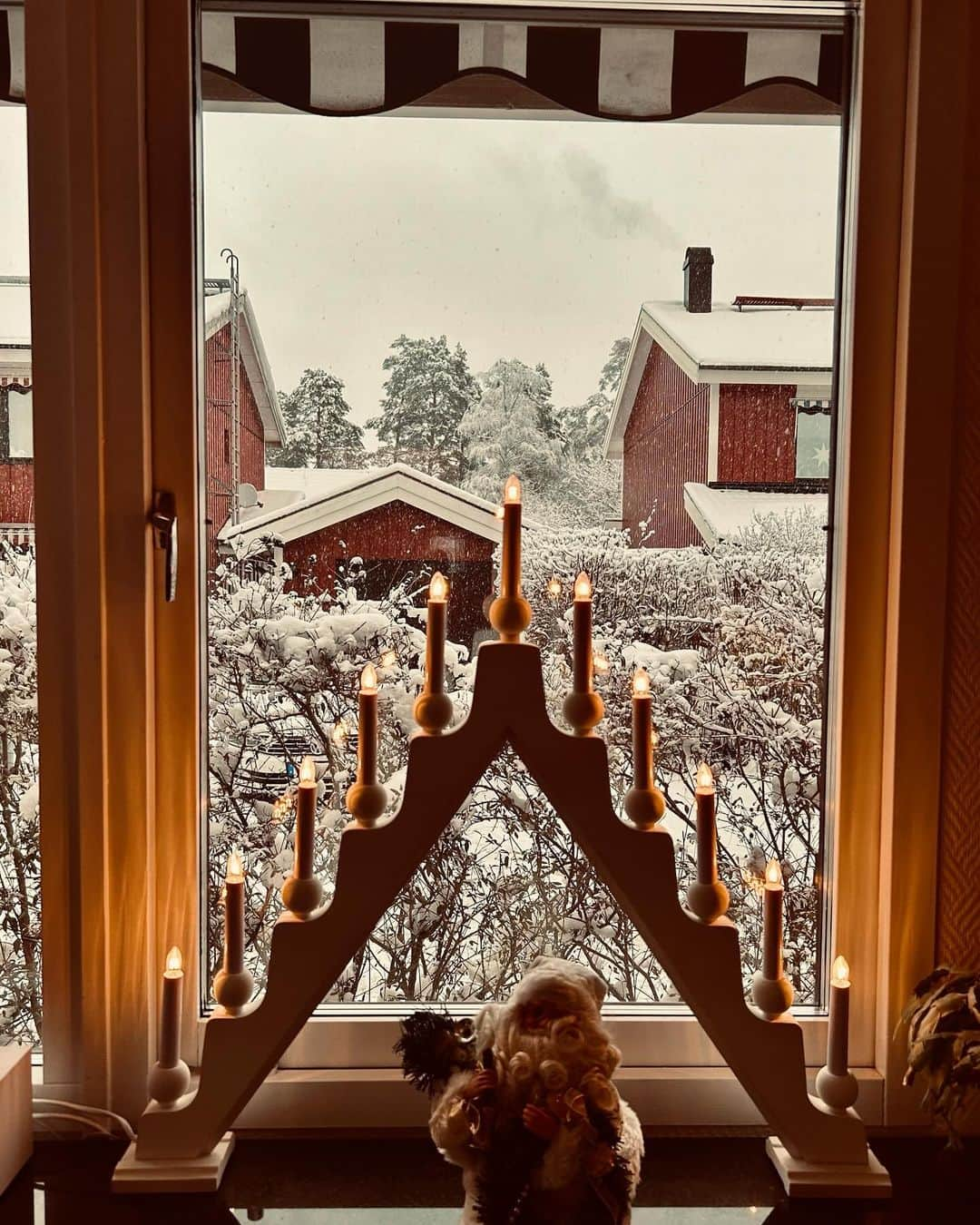 ジョアンナ・ブラッディさんのインスタグラム写真 - (ジョアンナ・ブラッディInstagram)「Sweden  . . . . . #christmasdecor #christmas #travel #holiday #happyholidays #sweden #stockholm」12月14日 20時53分 - thejohannabraddy