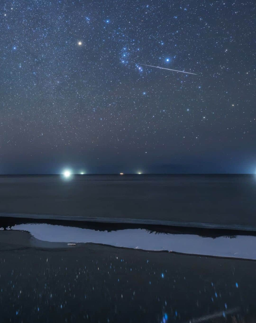 KAGAYAのインスタグラム：「昇ったばかりのオリオン座を射抜くように、流れ星が駆けてゆきました。 ふたご座流星群のピークの夜の始まりです。 （先ほど北海道にて撮影）  #流星 #北海道 #星空 #starphotography」