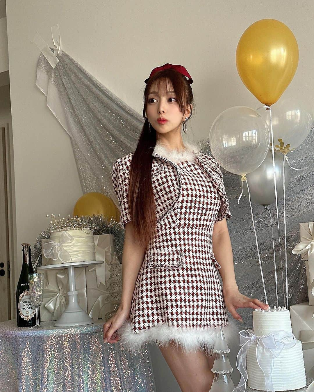 桜井みづき（キャバ嬢）さんのインスタグラム写真 - (桜井みづき（キャバ嬢）Instagram)「Holiday dress販売はじまりました🤍🤍  フェザーツイードジャケット＆ワンピースセットアップ Price : ¥8,228 (tax in) Size : XS / S / M  ツイード地にフェザーをあしらった 上品キュートなジャケット＆ワンピース  華やかなワンピースはHoliday dressにぴったり❄️  Xmasも冬シーズンも沢山着回せます💗  Petit Madeleineのアカウントからdressチェックしてください🙋‍♀️✨」12月14日 20時54分 - smzk0227