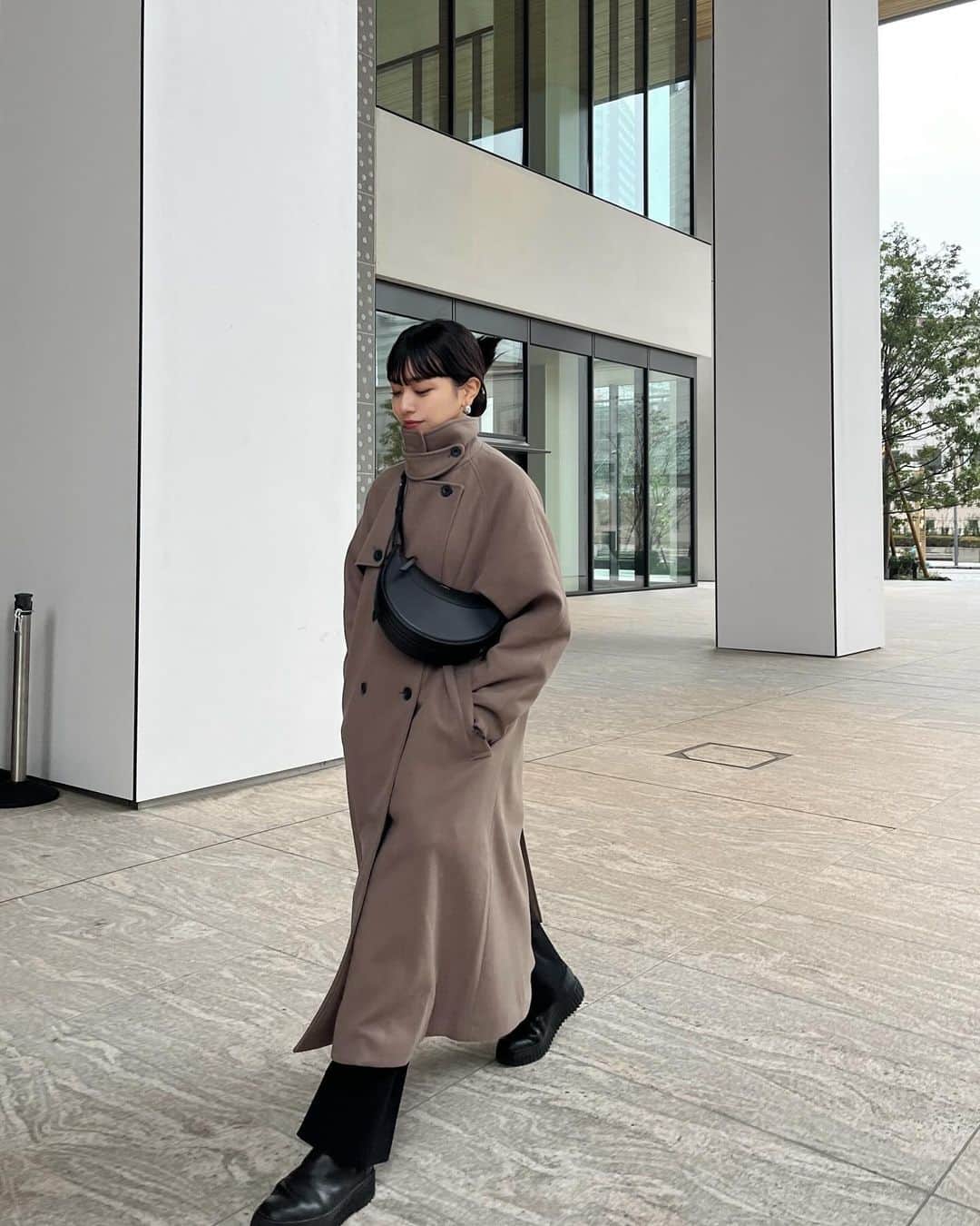 内山愛のインスタグラム：「万能コート、軽くて今季たくさん活躍してます キャップ合わせも好き🚶🏻 @happyjohn_official」