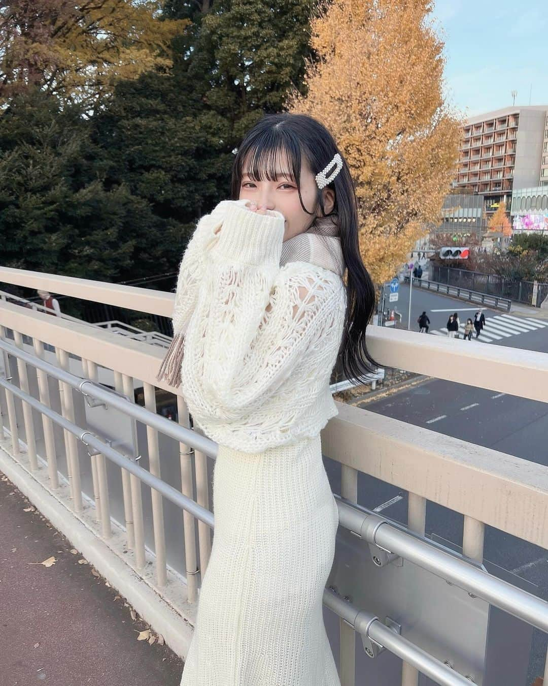 葉山かえでさんのインスタグラム写真 - (葉山かえでInstagram)「. . 今年初めてマフラー出しちゃった🧣  冬のかえちもいいぞーーーのきもち！ . . #黒髪ロング #セルフアレンジ #japanesegirl #japaneseidol  #デートコーデ  #今日のコーデ  #いいね返し  #ootd #ootdfashion #outfit #instafashion #likesforlike #selca  #fashionstyle #likeforlikes #instagood #instalike  #暗髪カラー #透明感カラー  #오오티디 #코디스타그램 #骨格ウェーブ #アイドル前髪 #ブリーチなしカラー #プチプラコーデ #マフラー巻き方 #ウェーブ体型 #ホワイトコーデ #ニットワンピース #ニットワンピースコーデ」12月14日 20時50分 - kae_de524