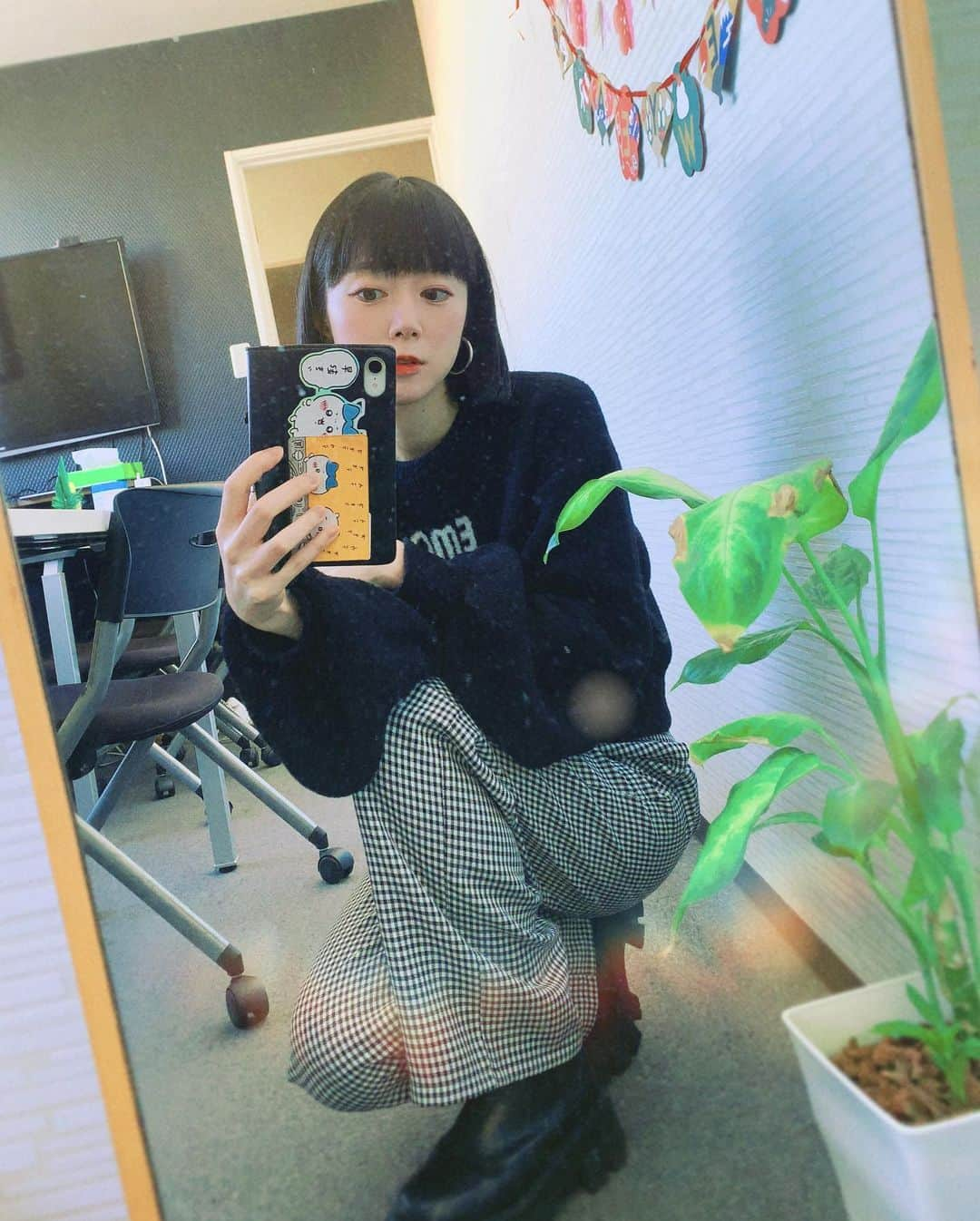 工藤晴香さんのインスタグラム写真 - (工藤晴香Instagram)「#mirrorselfie  事務所の鏡、めちゃ汚れてる……  ニット&ボトムス #emoda」12月14日 20時52分 - kudo_a.k.a_910