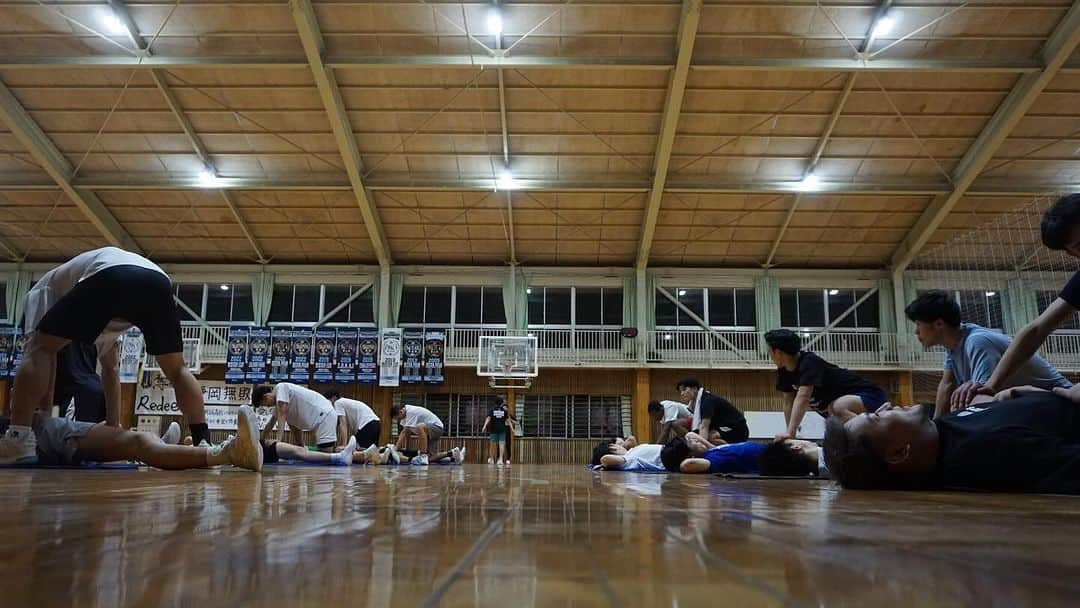 青木太一さんのインスタグラム写真 - (青木太一Instagram)「藤枝明誠高校へ潜入撮影🐦‍⬛  赤間&プリンスのWエースを筆頭に ウインターカップに向けて準備する  YouTubeおたのしみに。  #高校バスケ #藤枝明誠 #AOKICKSHOOPS #アオキックス」12月14日 20時53分 - aokicks_jp