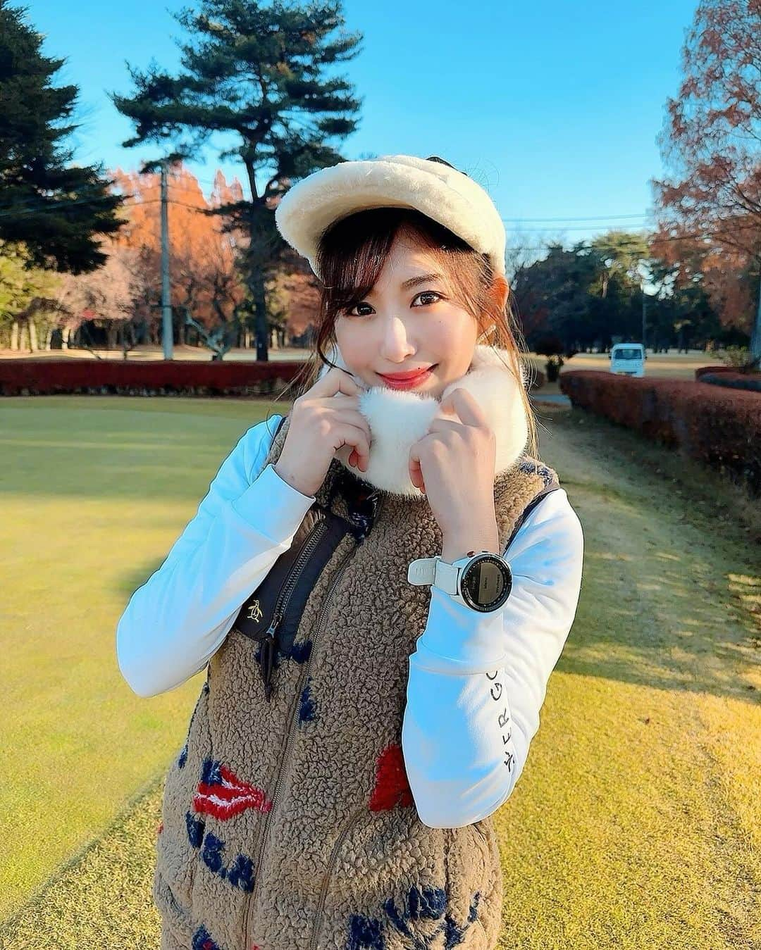 千代田唯さんのインスタグラム写真 - (千代田唯Instagram)「12月千代田カップ⛳️ @smilegolf2018  ご参加頂いた方々ありがとうございました🩷  今回は星の宮カントリー倶楽部で開催✨ 紅葉がとても綺麗🍁もみじとたくさん遊んでいました！ コースの横では電車が通っていて面白かったです🚃 相変わらず調子はそんなに良くないのですが、、、 皆様優しい方々で楽しくラウンドすることができました♡ステーキ食べて元気😊💕  なんとなんとっ 今年は10回！！スマイルゴルフさんとラウンドイベントを開催しました。 ご参加頂きました皆様ありがとうございました✨ 楽しい思い出がたくさんです‼︎私はあんまり上手ではないですけど‥（笑）ご縁で多くの方と繋がることが出来て、ゴルフが好きで本当に良かったです☺️ 来年はついに90ぎりを目指して頑張ります✨  来年も楽しいラウンドイベントを開催できるように頑張りますので 是非ふるってご参加くださいー☺️💕  #golf#instagolf #紅葉🍁🍂 #秋ゴルフ#マンシングウェア #ゴルフウェア#ゴルフ女子#newyorker#ゴルフ好きな人と繋がりたい#ゴルフ大好き#ゴルフ女子コーデ#ゴルフスタグラム」12月14日 21時03分 - chiyodayui0920