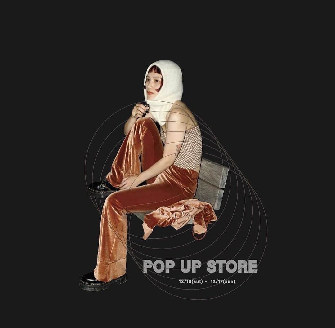 エイミーのインスタグラム：「⠀ AAAMYYY COLLABORATION POP UP STORE - YOYOGI PARK !! 12.16 - 17 ______________ ⠀ @amy0aaamyyy × @hey_lifestore  ご好評頂いておりますコラボレーションアイテムの第二回ポップアップストアを開催いたします。 Hey 新作アイテムのオーダー会/居酒屋まぼねんのドリンク販売も行いますので、この機会にどうぞお越しくださいませ。 ⠀ ⚫︎DAY 12.16 (SAT) 13:30 - 18:30 12.17 (SUN) 13:00 - 19:30  ⚫︎BYBROS　YOYOGI PARK 〒151-0063  東京都渋谷区富ヶ谷1-44-22 サンハイム101 東京メトロ 代々木公園駅/小田急 代々木八幡駅 2分  -終日AAAMYYYも会場に立ちますので、この機会にぜひお越しくださいませ。 -Hey 新作アイテムのオーダー会もございますので、オンライン発売前にご覧くださいませ。 -当日は @maboneng_tokyo も出展いたしますので、飲み物（アルコール）の販売がございます。  ⚫︎イベント特典 ⠀ -TOTAL 【¥30,000】以上のお買い上げ "イベント限定AAAMYYYオリジナルトートバック"をプレゼントしております。 ⠀ -購入特典としてオリジナルステッカーをお渡ししております。 ⠀  ⚫︎注意事項 -お買い物袋等をお持ちください。  -当日はHEYアイテムもオーダーいただけます。（お届けは後日/決済は当日となります）  -アイテムのご試着が可能です。     ⚫︎ご利用可能決済 各種クレジットカード/交通系電子マネー/iD/QUICPay/Apple Pay/現金（合計金額がぴったりある方のみ）  　 ————————————————  〈Profile〉 - AAAMYYY - シンガーソングライター/トラックメイカー。バンドTempalayのメンバーとしても活躍。 #aaamyyy」