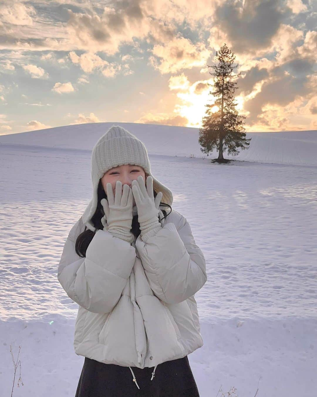 びすこさんのインスタグラム写真 - (びすこInstagram)「クリスマスツリーの木  パッと聞くと二重言葉みたいで面白い😌  インスタで沢山見てたけど実際に見ると圧巻だったな〜 韓国語と中国語しか聞こえなくて外国かな？と思った🙋🏻   #美瑛  #クリスマスツリーの木  #北海道旅行  #hokkaido  #biei」12月14日 21時03分 - na56482n