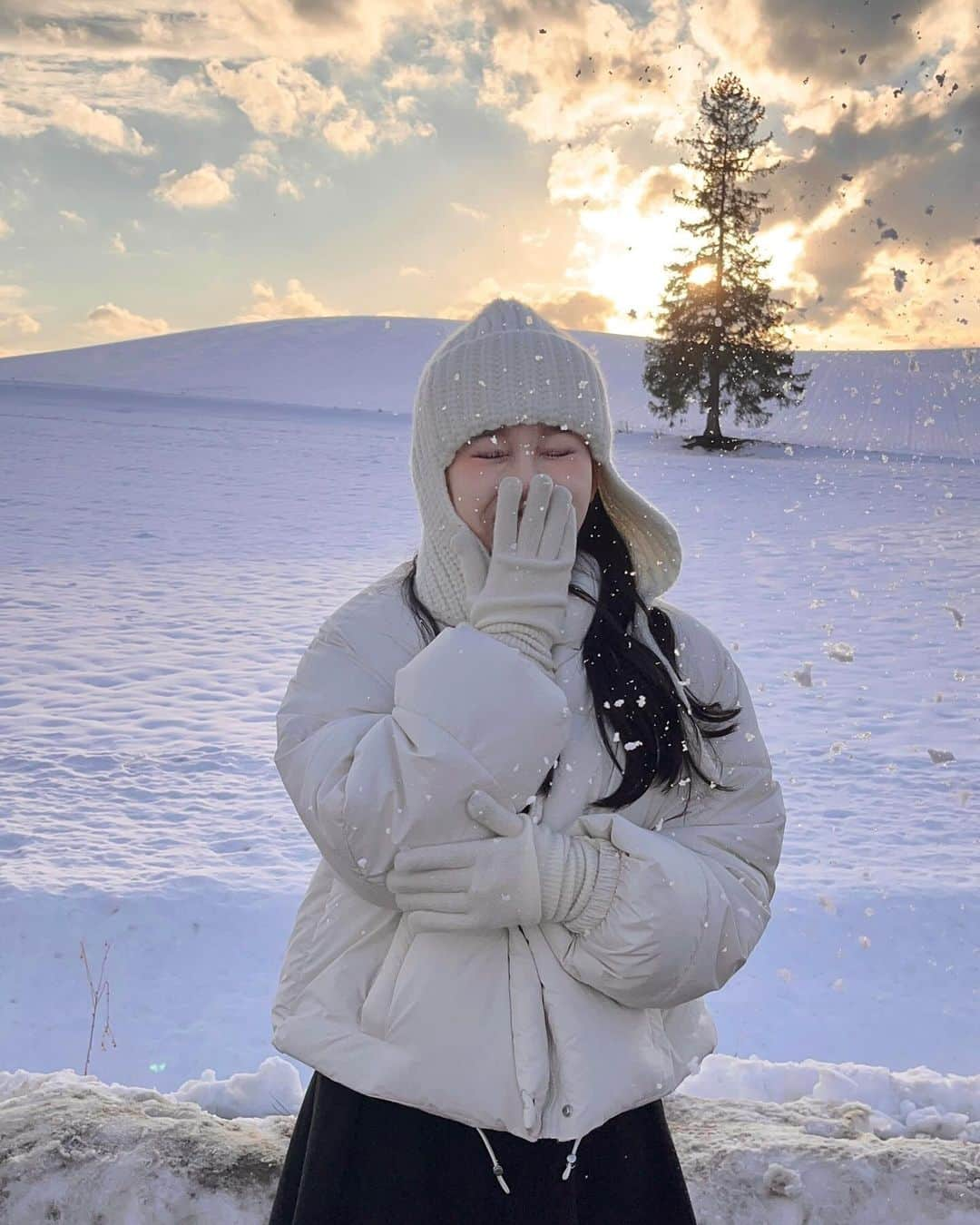 びすこのインスタグラム：「クリスマスツリーの木  パッと聞くと二重言葉みたいで面白い😌  インスタで沢山見てたけど実際に見ると圧巻だったな〜 韓国語と中国語しか聞こえなくて外国かな？と思った🙋🏻   #美瑛  #クリスマスツリーの木  #北海道旅行  #hokkaido  #biei」