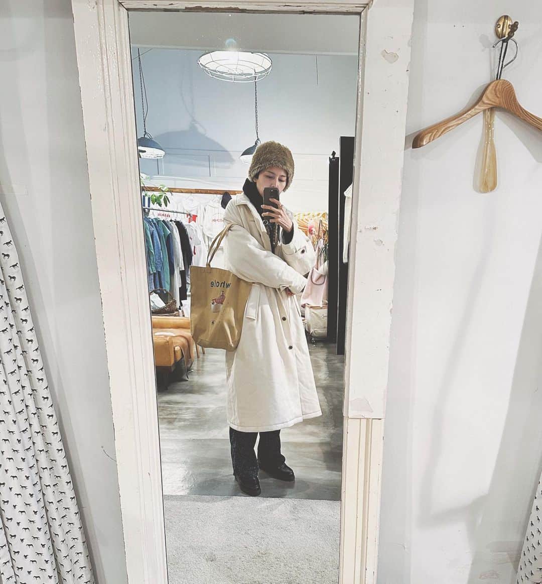 菊池亜希子さんのインスタグラム写真 - (菊池亜希子Instagram)「おふとんコート、今日は白。 見えづらいけど、グリーンのつなぎの上に着ています。  つなぎを着た時アウターってどうします？という質問を結構いただいていて、私もいつも悩むんですが、さらっとロングコート羽織るのもアリだな🤔✨  ロングコートって、中に何を着てもいい感じに収めてくれるからありがたいですよね🥹ボサボサの格好してても、ハンサムな風を纏わせてくれる。ボサボサがはみ出てるのも、それはそれでかわいいとも思うけど🙃  @the_tastemakers_and_co  試着室のカーテンの馬柄、いつもかわいいなって思う🐎」12月14日 21時03分 - kikuchiakiko_official