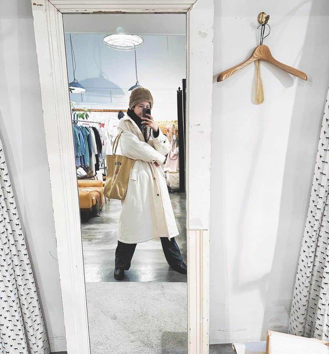菊池亜希子さんのインスタグラム写真 - (菊池亜希子Instagram)「おふとんコート、今日は白。 見えづらいけど、グリーンのつなぎの上に着ています。  つなぎを着た時アウターってどうします？という質問を結構いただいていて、私もいつも悩むんですが、さらっとロングコート羽織るのもアリだな🤔✨  ロングコートって、中に何を着てもいい感じに収めてくれるからありがたいですよね🥹ボサボサの格好してても、ハンサムな風を纏わせてくれる。ボサボサがはみ出てるのも、それはそれでかわいいとも思うけど🙃  @the_tastemakers_and_co  試着室のカーテンの馬柄、いつもかわいいなって思う🐎」12月14日 21時03分 - kikuchiakiko_official