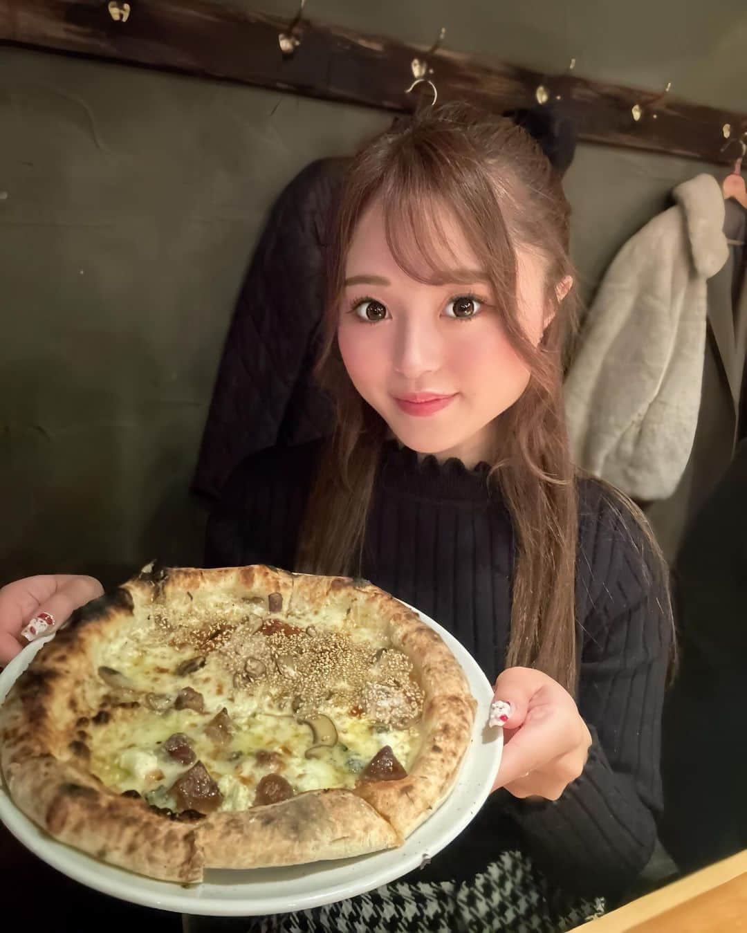 ちひろさんのインスタグラム写真 - (ちひろInstagram)「. . ピザ🍕美味しい✨️✨️ 大好きな食べ物〜☺️ . 最近マジで載せるものがないw😮‍💨 . . . #六本木 #西麻布 #銀座 #歌舞伎町 #北新地 #キャバクラ #キャバ嬢 #ラウンジ #ホステス #美人 #likesforlike #港区女子 #可愛い女の子 #美女図鑑 #instalike #japanesegirl #港区 #いいね返し #いいね #フォロー #フォローミー  #ズー東京 #ズー東京ちひろ #zootokyo #zoo東京ちひろ #いいね歓迎 #ご飯好きな人と繋がりたい #お酒好き女子 #ロリ巨乳」12月14日 21時00分 - chipipi_uspi