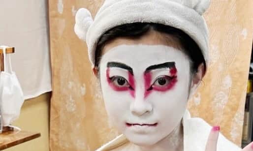 市川海老蔵 （11代目）さんのインスタグラム写真 - (市川海老蔵 （11代目）Instagram)「* Getting better with the Kabuki makeup, my girl😊💕 You really are into it…  Reika wants to do Sukeroku, the role of a handsome guy, and Kangen wants to do Agemaki, his beautiful girlfriend…haha. Hey, it’s the other way around, hehe❗️  上手くなってるね😊💕  好きだね、、  麗禾は助六やってみたい、  勸玄は揚巻やってみたい、、  笑笑。  あべこべやん笑笑❗️  #市川團十郎白猿 #市川海老蔵 #海老蔵  #市川新之助 #成田屋 #歌舞伎 #成長記録 #子育てぐらむ #子供のいる暮らし #子どものいる暮らし #子育て日記 #三千世界 #children #childphotography #daughter #son #ABKAI #ABMORI #ebizoichikawa #ebizo #kabuki #thunderparty #theater #theaterarts #actor #japan #classic」12月14日 21時01分 - ebizoichikawa.ebizoichikawa