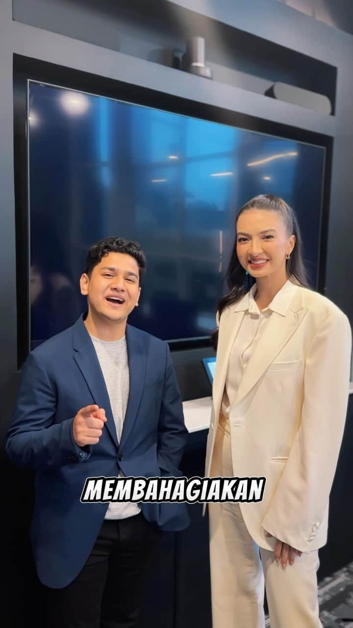 ラライン・シャーのインスタグラム：「Please welcome! Vice president of republik ijo tomat (ikatan jomblo terhormat) ka @ralineshah 🤣  Diharap kepada seluruh rakyat ijo tomat untuk memfollow dan menyapa salah satu vice president kita! wkwk  Thanks a lot ka @ralineshah   Habis ini tolong pesenin kita indomie telor kornetnya empat yaa. Dua pakai keju, dua enggak. Satu telornya setengah mateng, tiga mateng. Yang setengah mateng untuk indomie yang nggak pakai keju ya. Terus roti bakarnya empat, satu strawberry, satu lagi kornet keju, satu nanas, satu lagi coklat kacang. Terus yang nanas agak angus ya bakarnya, terus yang kacang coklat banyakin kacangnya daripada coklatnya. Nah tadi kan indomienya empat, kari ayam semua ya. Terus minta satu mangkok kosong untuk indomienya. Minumnya es teh manis semua. Oh ya jangan lupa kecapnya ya! 😆🙏🏻  #SyakirDaulay #PresidenRepublikijoTomat #SutradaraActorProducer #GaulTetapTaat #TaatTapiAsik  #JombloHighQuality  #CalonMantuAyahIbuKamu」