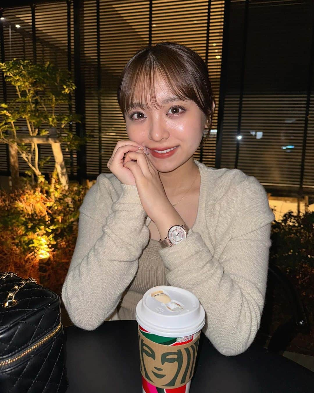 勝又彩央里のインスタグラム：「今日も一日お疲れさまです🎄  私もひと休みしてあたたまっています！  キラキラ腕時計は2023クリスマス日本限定✨(@oliviaburtonjapan ) バニティバッグも一緒に使えて可愛くてお気に入り！  #oliviaburton #クリスマス #スタバ #スタバ #スタバ新作 #starbucks #cafe #キルティング #バッグ #時計 #かわいい #カフェ #ootd #christmas #tflers #japan #ポニーテール #バニティバッグ #おしゃれ #思い出 #night #ワンピース」