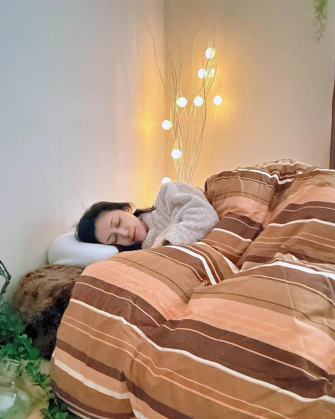 マキのインスタグラム：「. こんばんは  最近、良い睡眠が取れてるのが爆睡‼️ 多分、new枕に変えたからかも  @hitsuji_zzz_   人は寝ている時間って人生において長く大事な時間で、この時に良質な睡眠が取れると健康にも良いの。  特に枕ってこだわってるんだけど 今回ヒツジのいらない枕の BIGサイズモデル【柔軟】を使ったから爆睡できたのかも👍  まるで水や雲☁️に浮かんだ気分になれて、なのにしっかりした重量感と、首がストレートネックなんだけど、まるで包み込まれる感じで、頭や首がスポッとハマる感じで居心地が良いの。  付属のカバーも肌触りがよく モチモチでふわふわな感じなの。  丸洗い可能で一年保証ありだよ！ 他の種類の枕やマットレスもあるから是非使ってみてね！  母の誕生日プレゼント🎁にも同じ枕送ったら、めっちゃ喜んでくれたよ。  是非、チェックしてみてね！  #ヒツジのいらない枕 #まくら #快眠 #快眠グッズ #よく眠れる #睡眠の質 #質の良い睡眠 #睡眠改善 #眠れない #不眠症 #枕 #快眠枕 #肩こり #おすすめ枕 #安眠枕 #安眠 #生活グッズ」