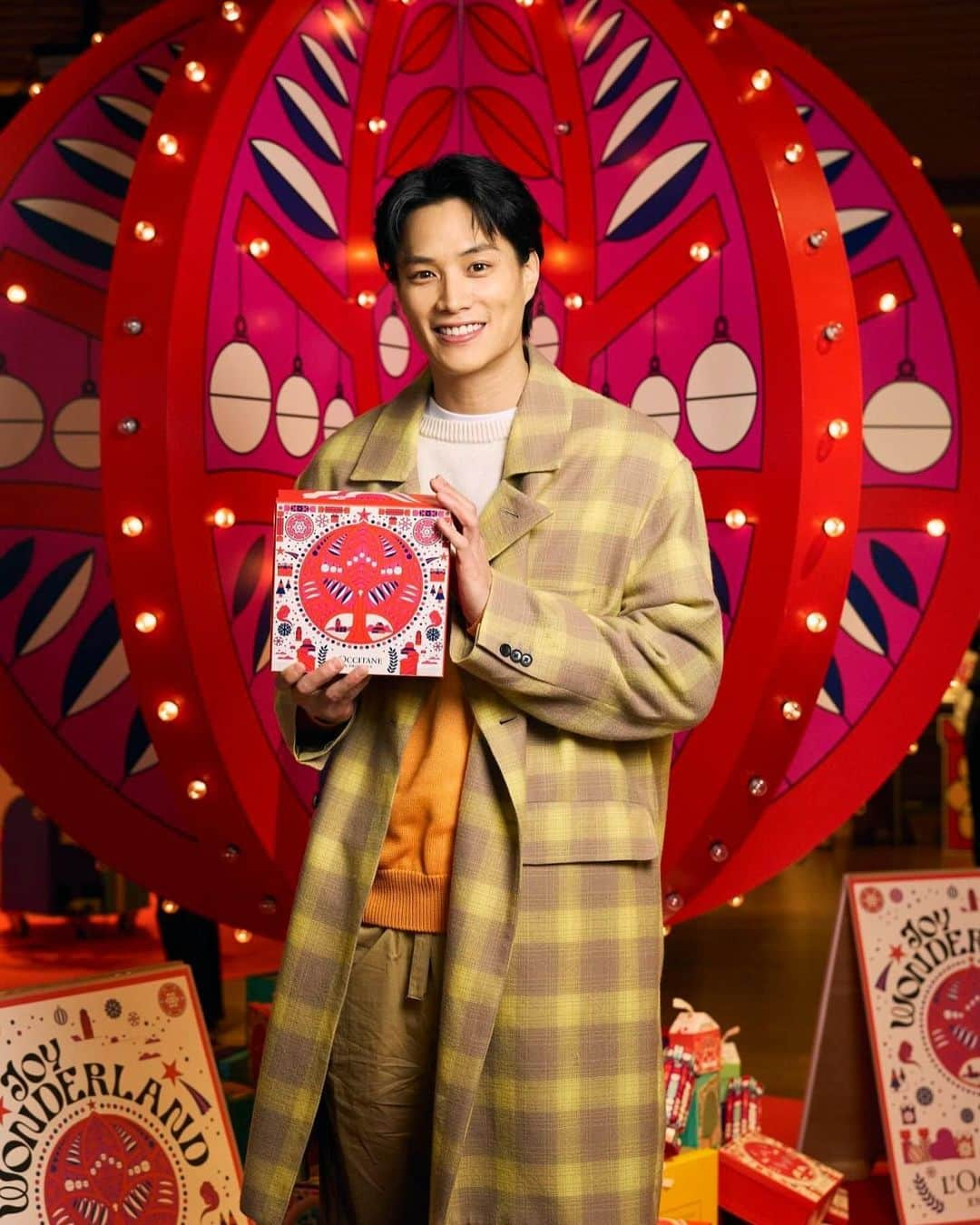 鈴木伸之のインスタグラム：「. ロクシタンホリデーイベント 『JOY WONDERLAND』に行きました クリスマスギフトがたくさん🎁 店内もオシャレで アットホームな雰囲気でした  僕のオススメは緑のハンドクリーム 香りも最高でした😆  皆さんもぜひ行ってみてください🎄 六本木ヒルズカフェで15日（金）～17日（日）まで開催してるそうです✨  #ロクシタン #JOYwithloccitane #クリスマスギフトセット」