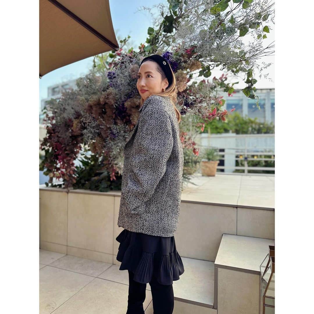 栗原佐知子のインスタグラム：「✴︎ 冬はブーツとタイツがあるので… ミニも穿きます🙋‍♀️💕 . . #outfit #fashion #ootd #coordinate #instafashion #estellak #chapeaudo #gianvittorossi #コーディネート #コーデ #今日のコーデ #ファッション #冬コーデ」