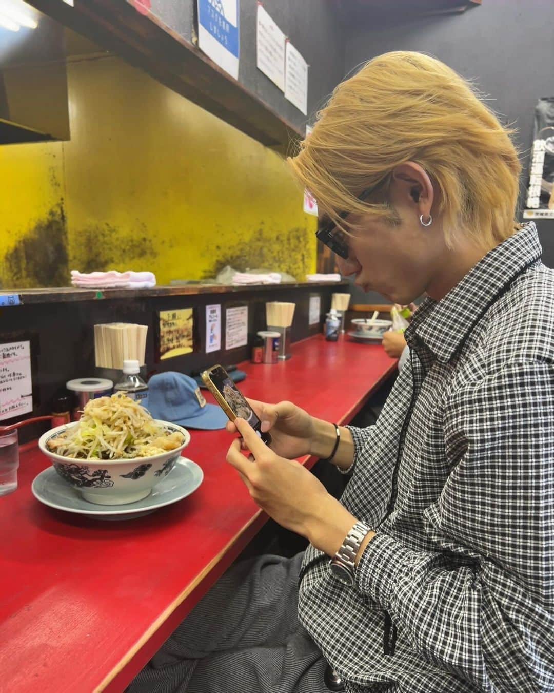 きいたのインスタグラム：「多少体調が悪くてもラーメン食べれば治るんだってさ〜 そういえば金髪はもうおさらばしました 落ち着いて新年を迎えられそうな気がします」