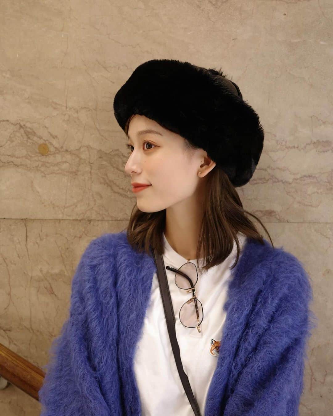 由布菜月のインスタグラム：「. もけもけな日 ブルーのカーディガン初めて買ったけどやっぱり色物かわいい💙 .」