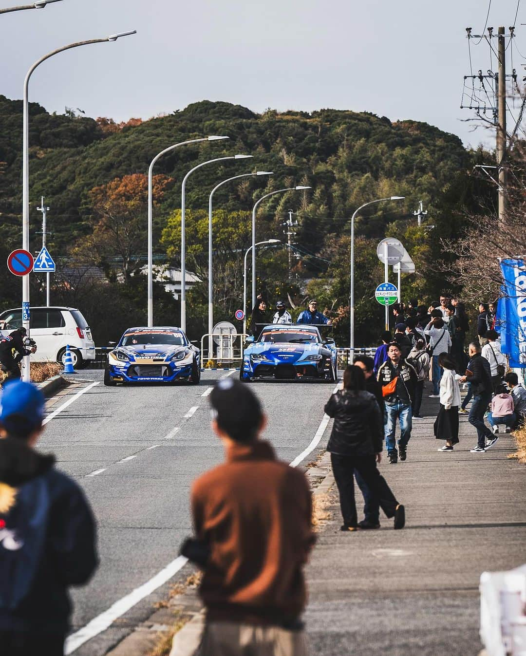 川畑真人のインスタグラム：「#TTFM23FUKUOKA  #公道封鎖ドリフト 幅5m〜8mの道を　#GR86 vs #GRsupra でドリフト @kawabata_tmr vs @hokutomatsuyama  ‘23 @d1gpse マシーンの迫力 早く皆様に映像でお届けしたい！  近日中にイベントアフターレポート動画公開予定です！  📸: @kamishinjo.photocenter   #トーヨータイヤ  #toyotires #PROXES #プロクセス #ファンミーティング #オフ会 #ドリフト #川畑真人  #松山北斗」