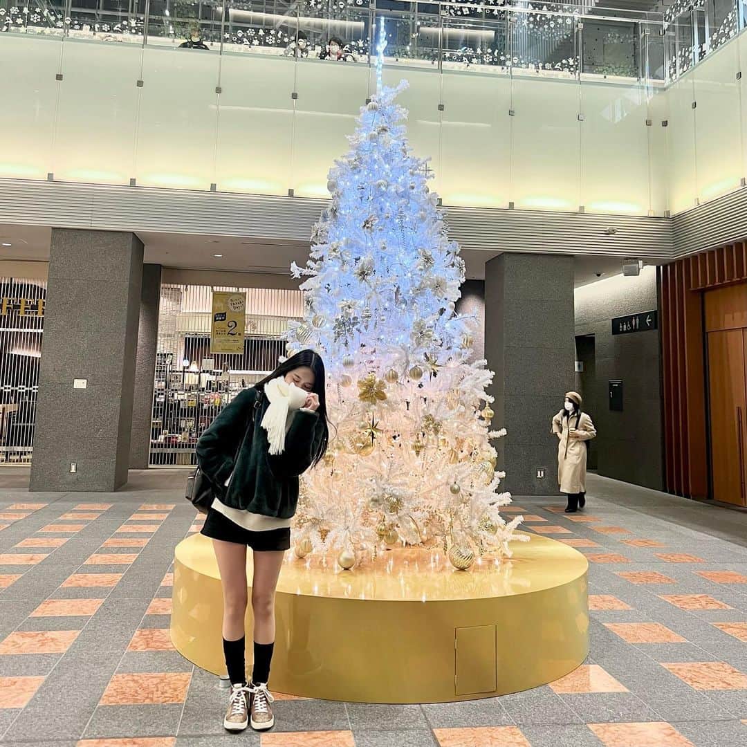 猪子れいあさんのインスタグラム写真 - (猪子れいあInstagram)「真っ白なツリー見つけた☃️🤍  もうクリスマスか〜って思ってたら、お店にお正月の商品並び始めててついていけない自分がいる。。😂😂   #sapporo #sapporocity  #japanesegirl #クリスマスコーデ  #クリスマスツリー  #デートコーデ  #デート服  #デートファッション  #クリスマスファッション #冬コーデ #冬服 #冬服コーディネート  #毎日コーデ  #毎日ファッション #毎日投稿  #マフラー巻き方  #マフラー女子  #マフラーコーデ  #札幌ファッション」12月14日 21時22分 - inoko_reia