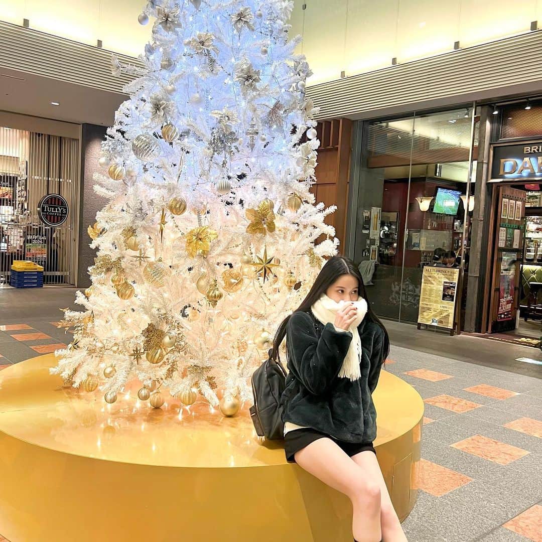 猪子れいあさんのインスタグラム写真 - (猪子れいあInstagram)「真っ白なツリー見つけた☃️🤍  もうクリスマスか〜って思ってたら、お店にお正月の商品並び始めててついていけない自分がいる。。😂😂   #sapporo #sapporocity  #japanesegirl #クリスマスコーデ  #クリスマスツリー  #デートコーデ  #デート服  #デートファッション  #クリスマスファッション #冬コーデ #冬服 #冬服コーディネート  #毎日コーデ  #毎日ファッション #毎日投稿  #マフラー巻き方  #マフラー女子  #マフラーコーデ  #札幌ファッション」12月14日 21時22分 - inoko_reia