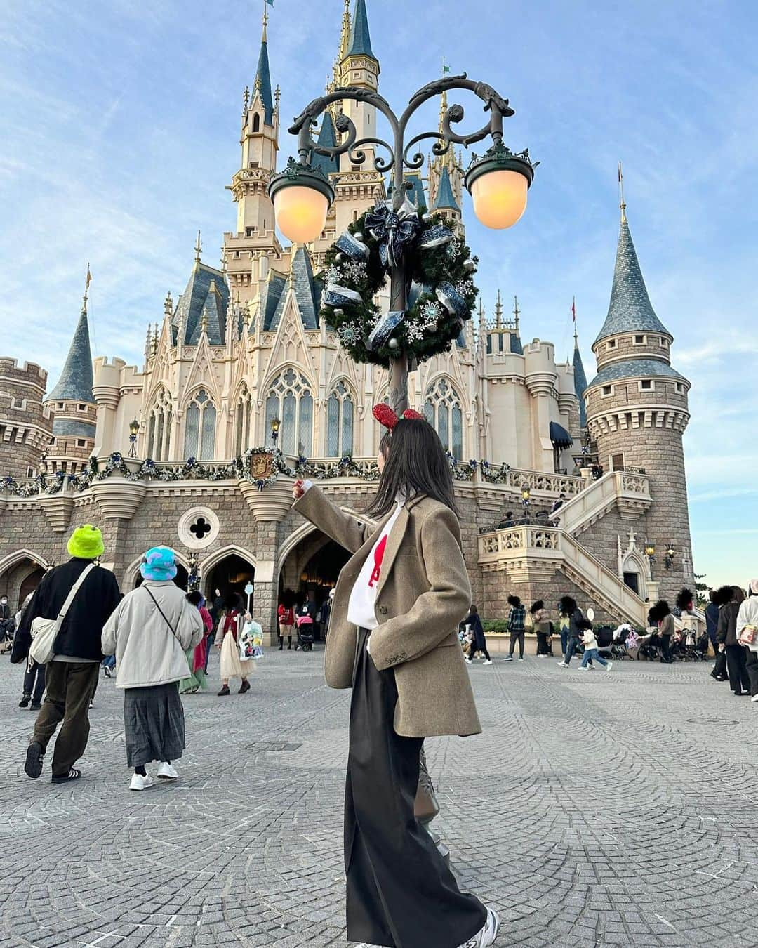 かほこ。さんのインスタグラム写真 - (かほこ。Instagram)「ㅤㅤㅤㅤㅤㅤㅤㅤㅤㅤㅤㅤㅤ ㅤㅤㅤㅤㅤㅤㅤㅤㅤㅤㅤㅤㅤ jacket : #urbanresearch knit : #ami #amiparis bottom : #nanouniverse bag : #raybeams sneakers : #newbalance ㅤㅤㅤㅤㅤㅤㅤㅤㅤㅤㅤㅤㅤ 珍しくメンズライクで行ったディズニー！ こういう服装も大好き♡ クリスマスカラーを入れたくてアミパリスのニットに🥰 久々に着たけどやっぱかわい〜❣️ （アミパリとアミパリス、どっちが正しいんやろ） ㅤㅤㅤㅤㅤㅤㅤㅤㅤㅤㅤㅤㅤ クラブマウスビートもクリストも地蔵したので らくちんなワイドパンツにしました！ この日は暖かくて割とジャケット脱いでた〜 ㅤㅤㅤㅤㅤㅤㅤㅤㅤㅤㅤㅤㅤ 今週末はシー行く✌︎♥ ㅤㅤㅤㅤㅤㅤㅤㅤㅤㅤㅤㅤㅤㅤㅤㅤㅤㅤㅤㅤㅤㅤㅤㅤㅤㅤ #kaho_fashion #kaho_disney」12月14日 21時25分 - xxokohakxx