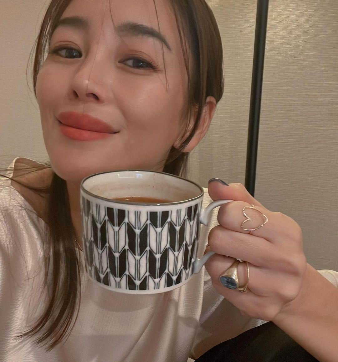 大桑マイミのインスタグラム：「今夜はcocoa night 🍫 あったまる〜😽✨ 私のお気に入りは、 BINON ピュア カカオパウダー（純ココア） カカオ本来の栄養(ポリフェノール)と風味が、そのままのカカオで、無糖。カカオは抗酸化作用抜群。美容の見方なのも嬉しい☺️ お菓子作りにも、使えるし、 甘さ調整もできるから、はちみつや、マショマロで甘さプラスしたり、あっためたオーツミルクやミルクなどを加えたりしていただきます。  今夜は、カカオパウダーにお湯とハニーにココナッツ🥥オイルC8をいれて ☝️✨  良い夜を @sungela_cacao  #lifesmilemarchegift  メッセージやDMで多数質問をいただいております。 ハートの指輪は、 @lifesmilemarche  のクリスマス🎄GIFTbox 「love」為に @kahakai2014  さんに、特別につくっていただいたものです。 とっても可愛いです！✨🎄❤️この機会にぜひ。 @lifesmilemarche  のサイトで、ぜひcheckしてください。」