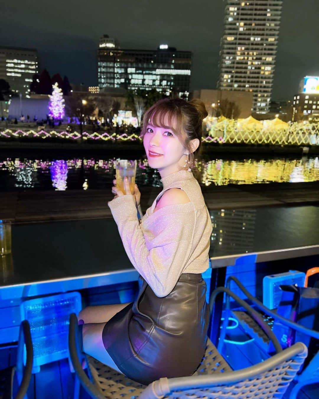 岩根沙恵子?さえみるさんのインスタグラム写真 - (岩根沙恵子?さえみるInstagram)「🍾𝒥𝒥 秋ぶりに大阪へ🚄 今日は大阪開催のJJのイベントへご招待いただきました🩷 【謎ニ満チタ夜会  MYSTERY OF JJ】 @jj_toha_nanika   『JJ』って知っていますか？🥺💡 JJ＝ジャスミン焼酎のジャスミン茶割りのことなの✨ 私は大阪へ行くと飲むことがあるの🥰 大阪でめちゃくちゃ有名なんだよね😎  イベントでの私のおすすめは特別フロア❤️ 飲み比べができたり特別な写真が撮れるの🥳👏 ジャスミン茶割りは(JJ)もちろん、 緑茶割り(JR)も合うのね、美味しかった◎  ちなみに！ イベントの場所はシークレット🤫 謎が解けないとイベントに参加できないの🥳 みんなも謎を解いて、イベントへ参加してみてね✨ 謎は大阪アメ村やJJのサイトにあるよ♡  【イベント開催日】 2023年12月15日（金）〜12月16日（土）  #PR #JJトハナニカ #サントリー #ジャスミン茶割り #イベント開催 #大阪某所 #お酒好き #ジャスミン茶 #大阪ホテル #管理栄養士」12月14日 21時27分 - saemiltiii