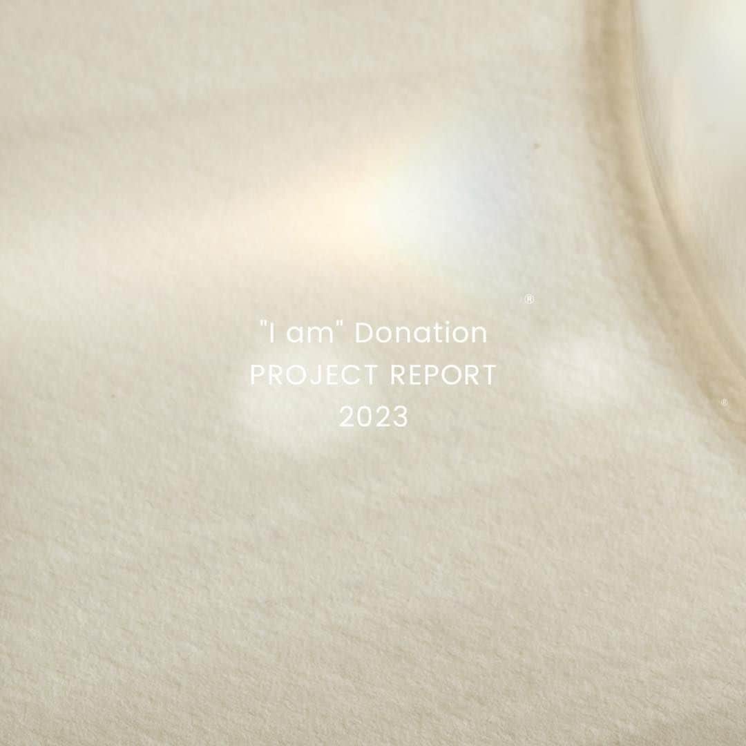 ARTIDA OUD／アルティーダ ウードのインスタグラム：「⁡ “I am” Donation PROJECT REPORT 2023 ⁡ 世界中の誰もが「私が私であるために（＝I am）」と発信することで 自分らしく活躍できる環境が広がっていきますように── ⁡ そう願いを込め、2019年９月に始動した“I am” Donation プロジェクト。 ⁡ これまで途上国支援に留まらず、環境や医療にも多角的に支援をしてまいりました。 2023年4月末より途上国支援に寄付先を一本化し、短期的な支援ではなく、子どもたちが自らの力で未来をきり拓いていけるよう、長期的な視点で支援を継続してまいります。 ⁡ “I am” Donation プロジェクトを通して、あたたかな支援の輪が広まることを願って── ⁡ ⁡ “I am” Donation PROJECT REPORT 2023では、今までの歩み、作り手の想い、新作などのお話をさせていただいております。 ぜひ、ご覧ください。 ⁡ (4枚目) “I am” Donation を作っている、女性の職人 (5枚目) 2022年に建設した幼稚園にて遊ぶ、子どもたちの様子 (6枚目) 子どもたちの笑顔 @artidaoud」