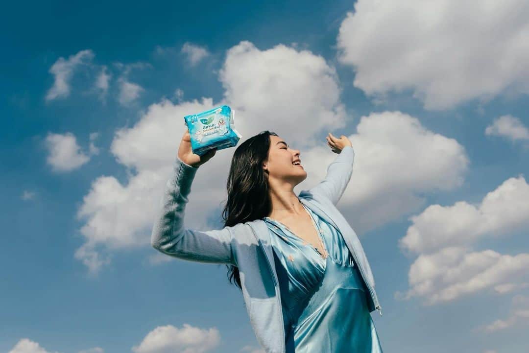 ウッラサヤー・セパーバンのインスタグラム：「🌤 ตอนกลางวันถึงแดดจะร้อนแค่ไหน ญ่าก็ยังยิ้มได้! เพราะมี ลอรีเอะ ซอฟท์ แอนด์ เซฟ คูล แบบกลางวัน มาพร้อมแพกเกจพี่โพลาร์แบร์เล่นสเก็ต ทำให้ญ่าเย็นชิลได้ทั้งวัน สดใสได้เต็มที่ แถมมี Antibac Technology ลดกลิ่นได้ถึง 10ชม.! เป็น must have item ที่ญ่าเลิฟเลย 💙❄  หาซื้อได้ที่ร้านค้าชั้นนำทั่วไปเลยน้า  #Laurier #ลอรีเอะ #LaurierSoftAndSafeCool #เย็นชิลฟีลไม่ช็อต」