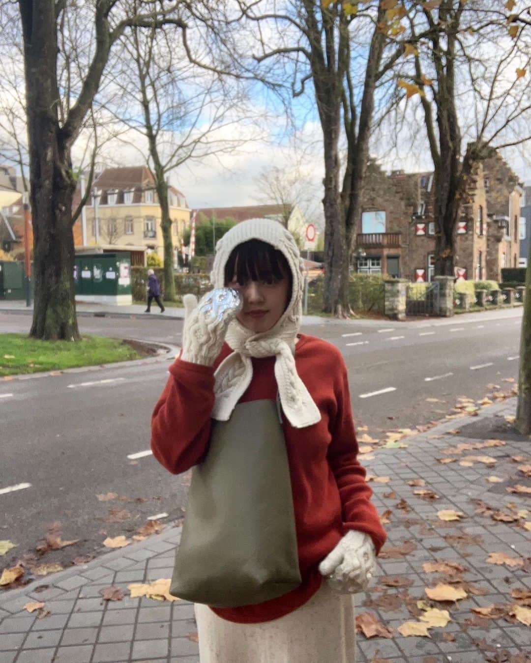 青柳文子さんのインスタグラム写真 - (青柳文子Instagram)「子どもを学校にお迎えに行く時、いつも片手にA4くらいの絵を一枚持って帰ってくるから、それを折り曲げずに入れられる鞄が欲しいなー。。と思ってたところに、日本からうれしい小包が。。📦❣️  @riempirebag 💼 イタリアンレザーがとっても柔らかくてすごく軽くて、綺麗な発色！  ショルダーの長さを変えると斜めがけにもできて便利です。私は短めに持つのが好きです🙆‍♀️  カーキはカジュアルな格好に合わせやすくて、ブラックは綺麗目にしたい時やオケージョンなどにも使えそうでした⚫️小さいサイズの明るいカラーのものも可愛かったです🙆‍♀️  #PR #リエンピーレ #riempire #ロイトストア#loytostore」12月14日 21時41分 - aoyagifumiko