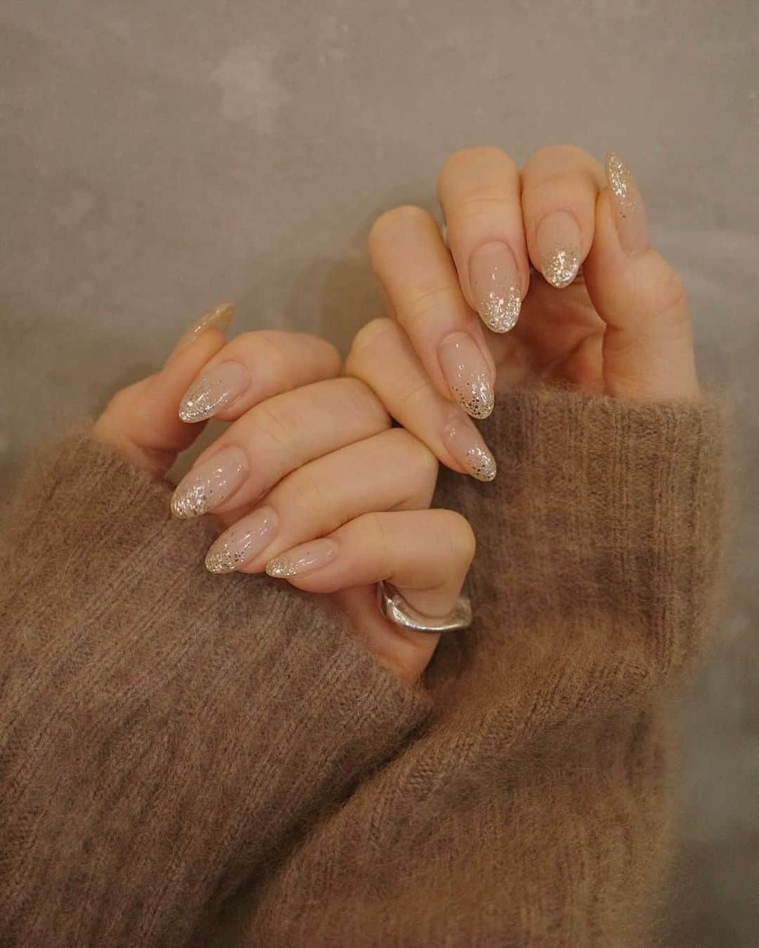 金澤楓のインスタグラム：「New Nail❄️  やっぱりキラキラしているものは好きだよねぇ♡ 今回はクリスマスシーズンということで少し華やかにキラキラグラデーション。 基本は手が綺麗に見える上品ネイル。  やっぱりこの形が自分の手に合っていて綺麗🫧  美。  #かえでのねいる#ネイル#nail」