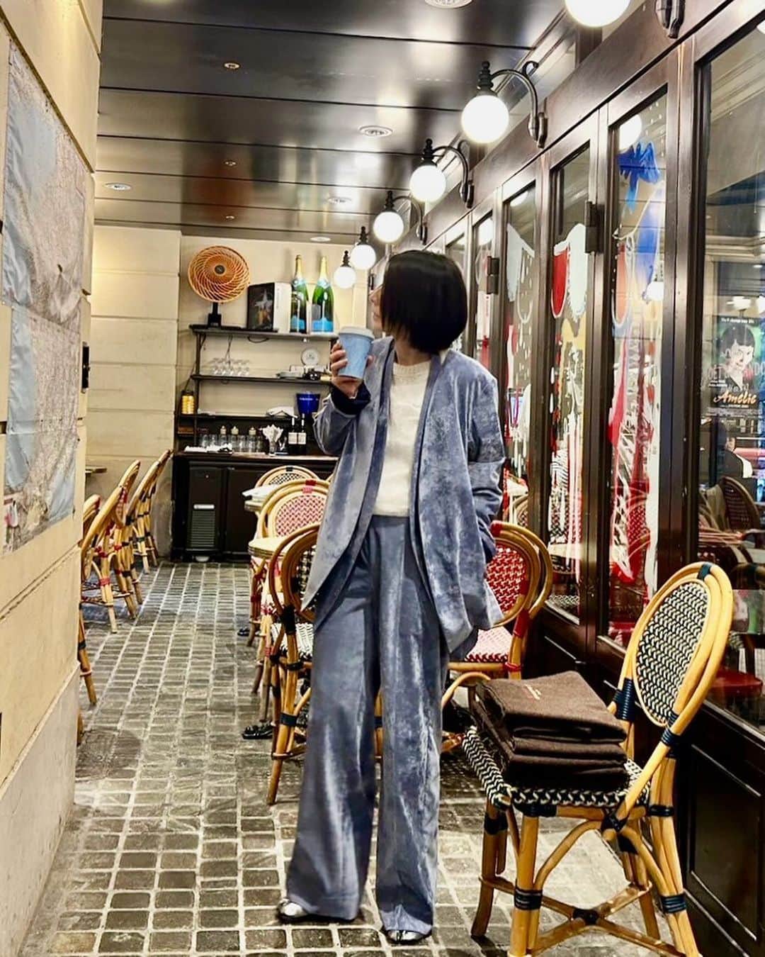 白幡啓のインスタグラム：「毛足の短い別珍素材がラフな印象の セットアップ❤️ この日は打ち合わせ三昧で会社の近所の オーバカナルに息抜きに😊 珍しく水色をチョイス✨✨ ノーカラーのジャケットはベストとの セットになっています♪ あ！ アーティスト募集！ アクセサリーから絵画からハンコ作家さんやら バック屋さん映像作家さんその他色々なジャンルの方々からDMいただいています🙏✨ ありがとうございます！ このまましばらく募集を続けたいと思っていますので、2024年１月末にはこちらから ご連絡させていただきます😊 びっくりするような才能を楽しみに待ってまーす👋👋」