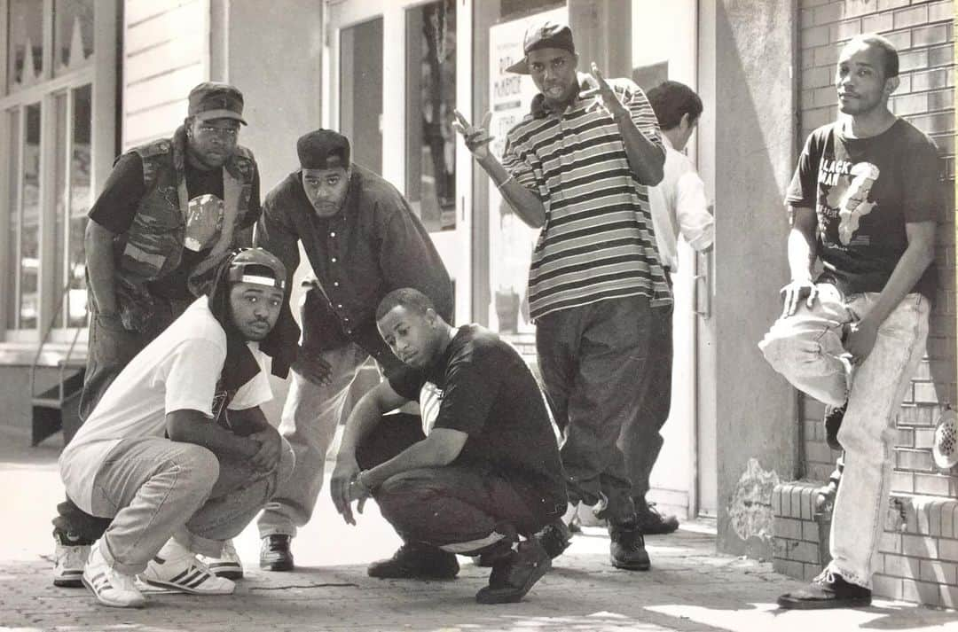 DJプレミアのインスタグラム：「#tbt YO! MTV Raps Taping of "DWYCK". Jeru, Greg Nice, Smooth B., Mike Rone, Smooth B's brother Blue (R.I.P.). Waiting for Guru to show up 🤣. Miss You Gu (R.I.P.) 🫡💚🙏🏾🕊️  @jeru_thedamaja @darealgregnice @thelegendarysmoothb @mikerone72 @gangstarr @niceandsmoothofficial」