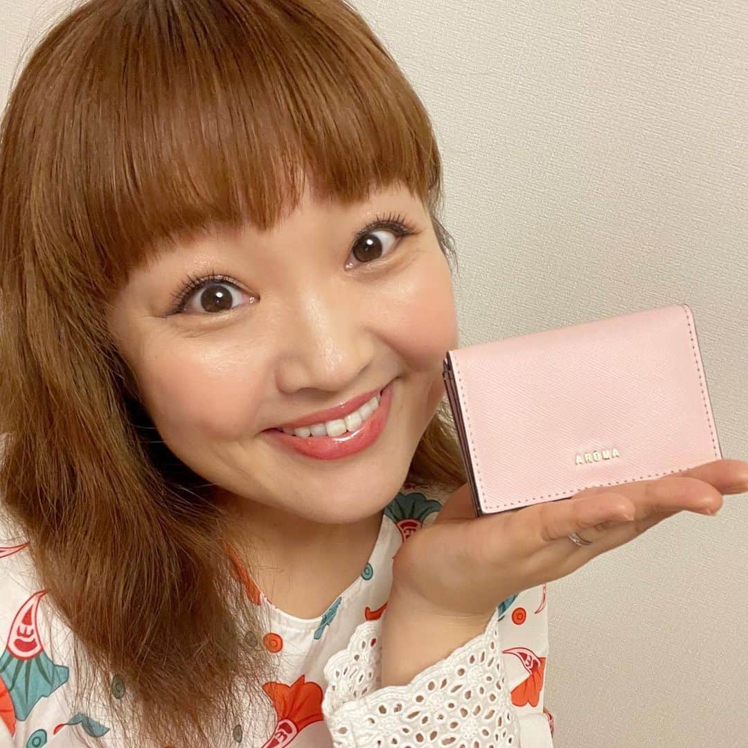 柳原可奈子さんのインスタグラム写真 - (柳原可奈子Instagram)「いらっしゃいませ〜🙌✨ カリスマショップ店員柳原可奈子から イオンウォレットギャラリーのお財布のご紹介でーす❤️  WEB動画や店内放送に登場しているので、 ぜひイオンの店舗に見に行ってほしいな〜‼️😆✨  (はああ❣️嬉しいお知らせで早くみんなに聞いて欲しかった😍✨)  2024年1月1日は一粒万倍日と天赦日🎍 お財布の使い始めに最適な縁起の良い日なんだって😊💕  私はピンクのイタリアンレザーのお財布に一目惚れして買ってみたよ💓 1月1日から使う予定👍ぜひおそろしましょ🫶 タグ付けしてるので、イオンのインスタもみてみてね〜🎶 (YouTubeでのカリスマショップ店員ロングバージョンは後ほどストーリーズのハイライトにまとめるので、そちらもチェックよろしくね❤️)  実際に店舗でポスターみたよ❤️とか、 店内放送聞いたよ❤️とかぜひコメントくれたら嬉しいな〜っ😊💕よろしくお願いします‼️  #イオン #aeon @aeon_fashion #嬉しいから #イオンに家族でたくさん遊びに行こうっと❗️ #店内放送　#ママの声って気づくかな？❤️」12月14日 21時50分 - yanagihara_kanako_