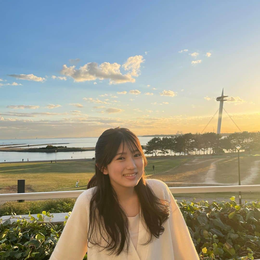 葉山さらさんのインスタグラム写真 - (葉山さらInstagram)「海と空と夕焼け☀️  #お仕事終わりに #お散歩 #公園 #いい景色でした！ #冬の空 #いつかのさら #葉山さら」12月14日 21時53分 - sara_hayama.official