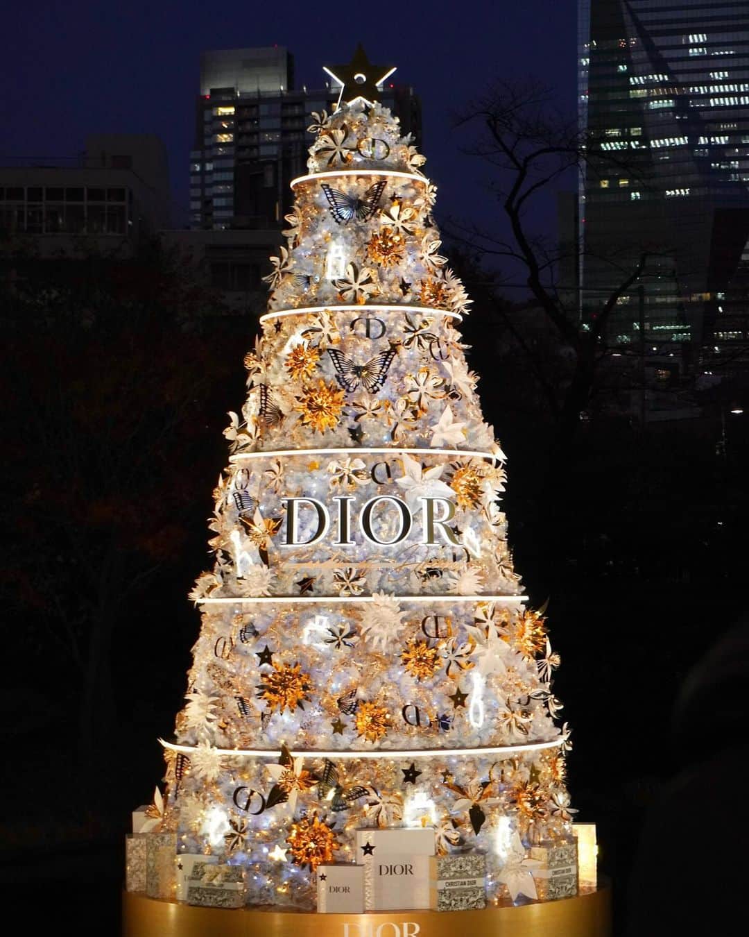 工藤はるかさんのインスタグラム写真 - (工藤はるかInstagram)「今年も、、🎄🌙✨  六本木ヒルズで開催している DiorのPOPUPイベント. GARDEN OF DREAMSへ..🤍  平日でもすごく並んだけど、 どこもかしこも可愛くてオリジナルドリンクも美味しかった☕️🍫」12月14日 21時57分 - har_326