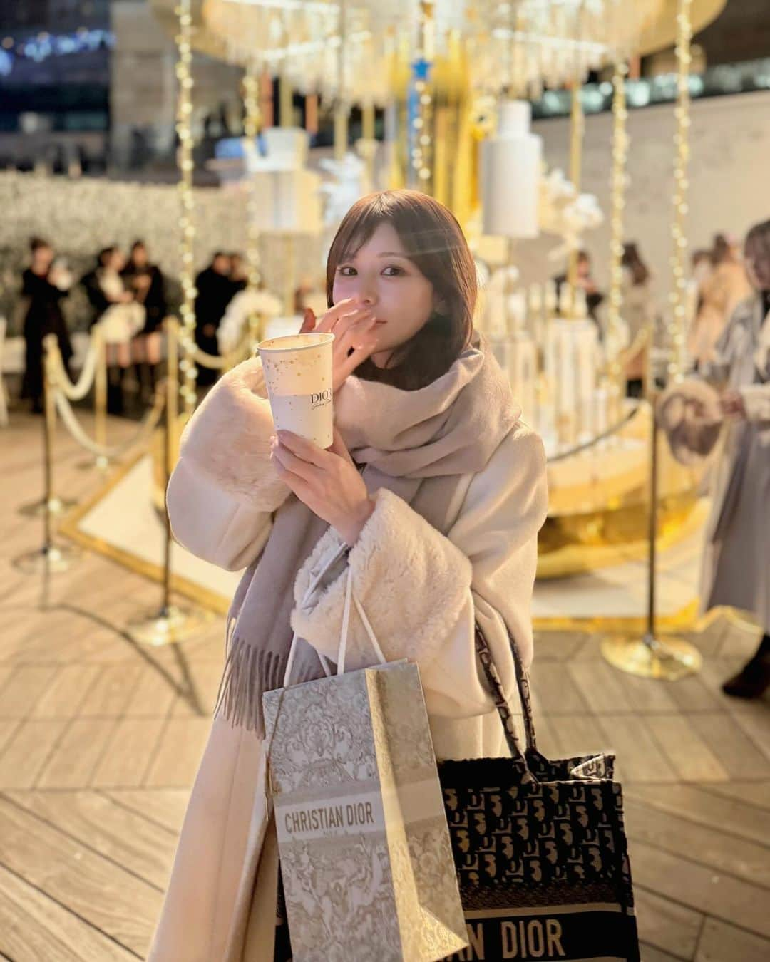 工藤はるかさんのインスタグラム写真 - (工藤はるかInstagram)「今年も、、🎄🌙✨  六本木ヒルズで開催している DiorのPOPUPイベント. GARDEN OF DREAMSへ..🤍  平日でもすごく並んだけど、 どこもかしこも可愛くてオリジナルドリンクも美味しかった☕️🍫」12月14日 21時57分 - har_326