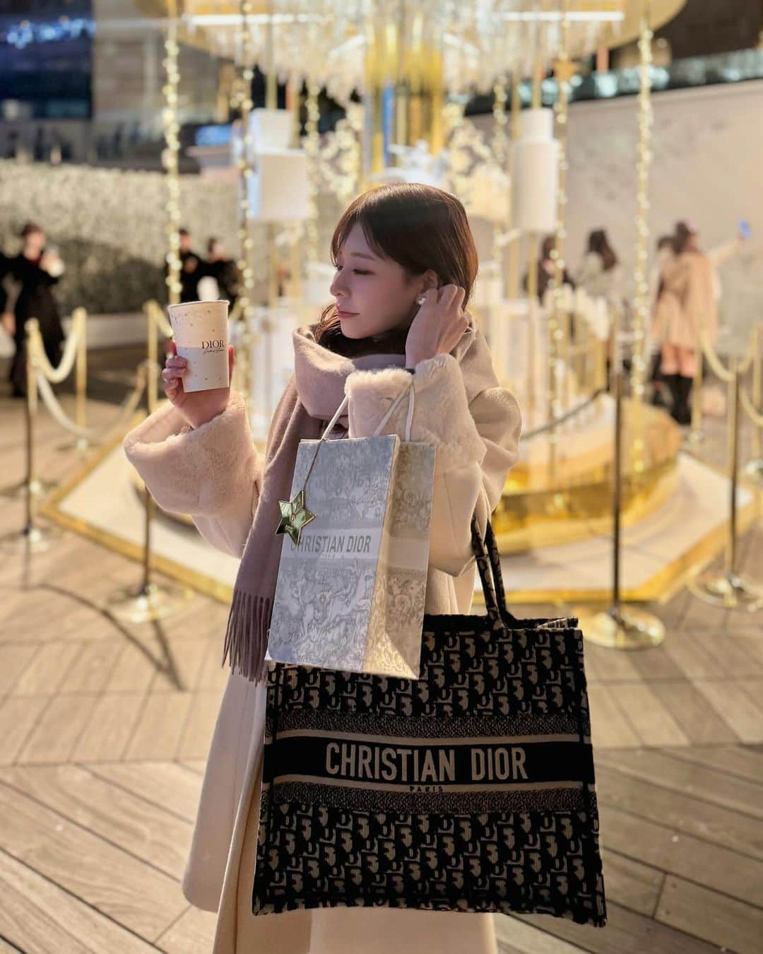 工藤はるかのインスタグラム：「今年も、、🎄🌙✨  六本木ヒルズで開催している DiorのPOPUPイベント. GARDEN OF DREAMSへ..🤍  平日でもすごく並んだけど、 どこもかしこも可愛くてオリジナルドリンクも美味しかった☕️🍫」