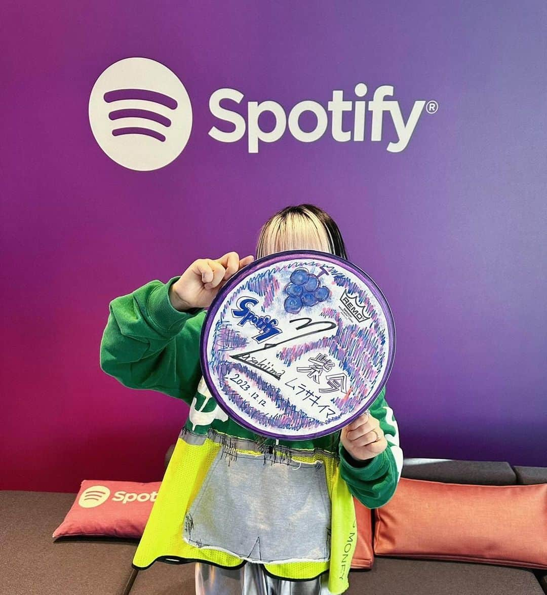 紫今のインスタグラム：「💚💚💚  Spotifyさま @spotifyjp  の東京オフィスに遊びに行ってきました🟣  新曲「Not Queen」 Spotifyでたくさん聴いてね！⏬ https://open.spotify.com/album/2Q73xJxTrew6X3JZGPxgjA?si=BLNtBmf0THa501DiB6d3zA  #Spotify #紫今 #MulasakiIma」