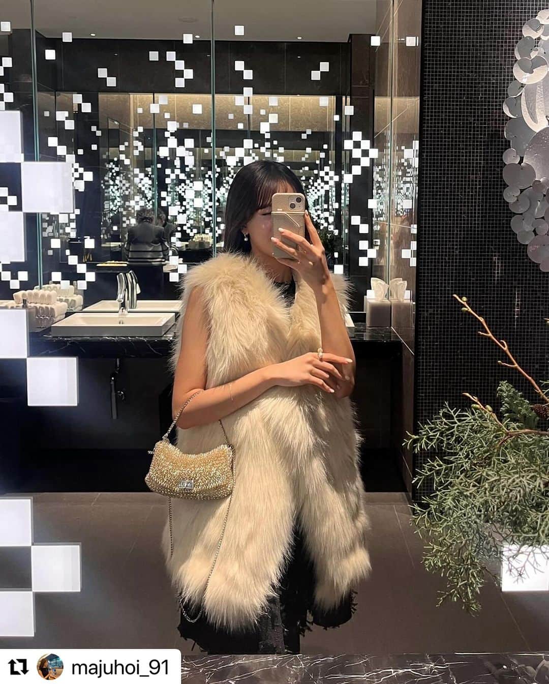 BIRTHDAY BASHさんのインスタグラム写真 - (BIRTHDAY BASHInstagram)「素敵な投稿ありがとうございます♡  #Repost @majuhoi_91 with @use.repost ・・・ Outfit. クリスマスツリー点灯式に行った日のコーデ🤍  素材感がロマンティックなLouiseの黒ワンピースに、 絶妙なIVORYカラーが上品なVegan fur vestを合わせて🍸✨  一枚でも華やかなLouiseシリーズが可愛くて、 他のアイテムも揃えたい...🖤  #birthdaybashshop #birthdaybash #公式BB子ちゃん #クリスマスパーティー #大人可愛いコーデ #きれいめコーデ」12月14日 21時59分 - birthdaybashshop