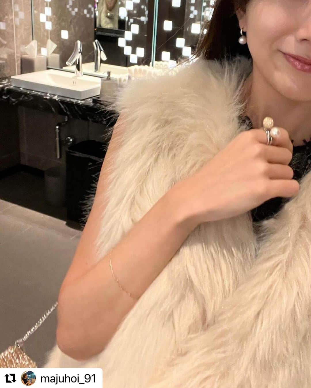 BIRTHDAY BASHさんのインスタグラム写真 - (BIRTHDAY BASHInstagram)「素敵な投稿ありがとうございます♡  #Repost @majuhoi_91 with @use.repost ・・・ Outfit. クリスマスツリー点灯式に行った日のコーデ🤍  素材感がロマンティックなLouiseの黒ワンピースに、 絶妙なIVORYカラーが上品なVegan fur vestを合わせて🍸✨  一枚でも華やかなLouiseシリーズが可愛くて、 他のアイテムも揃えたい...🖤  #birthdaybashshop #birthdaybash #公式BB子ちゃん #クリスマスパーティー #大人可愛いコーデ #きれいめコーデ」12月14日 21時59分 - birthdaybashshop