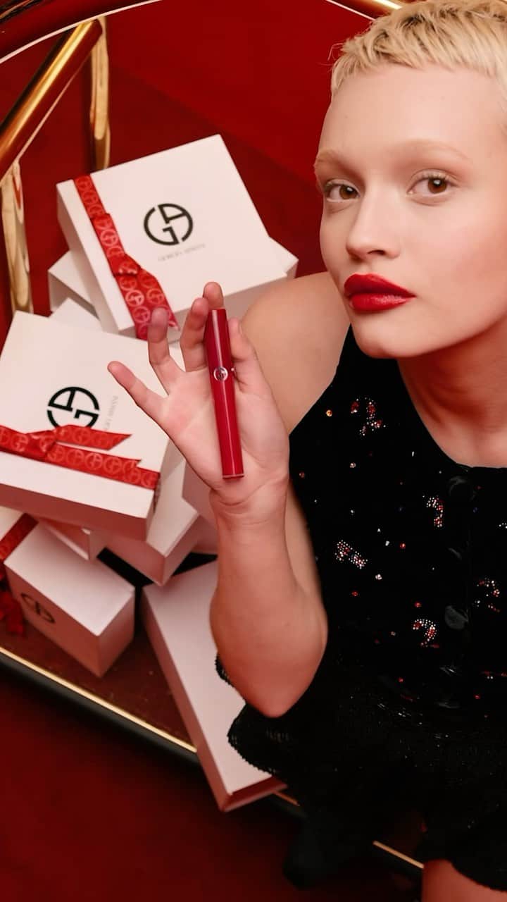 Armani Beautyのインスタグラム：「High-pigment Holiday color. With a velvet matte finish and long-lasting color and comfort, LIP MAESTRO is the perfect bold lipstick for the Holiday Season.  #Armanibeauty #ArmaniGift #LipMaestro #RedLip #HolidayMakeup」