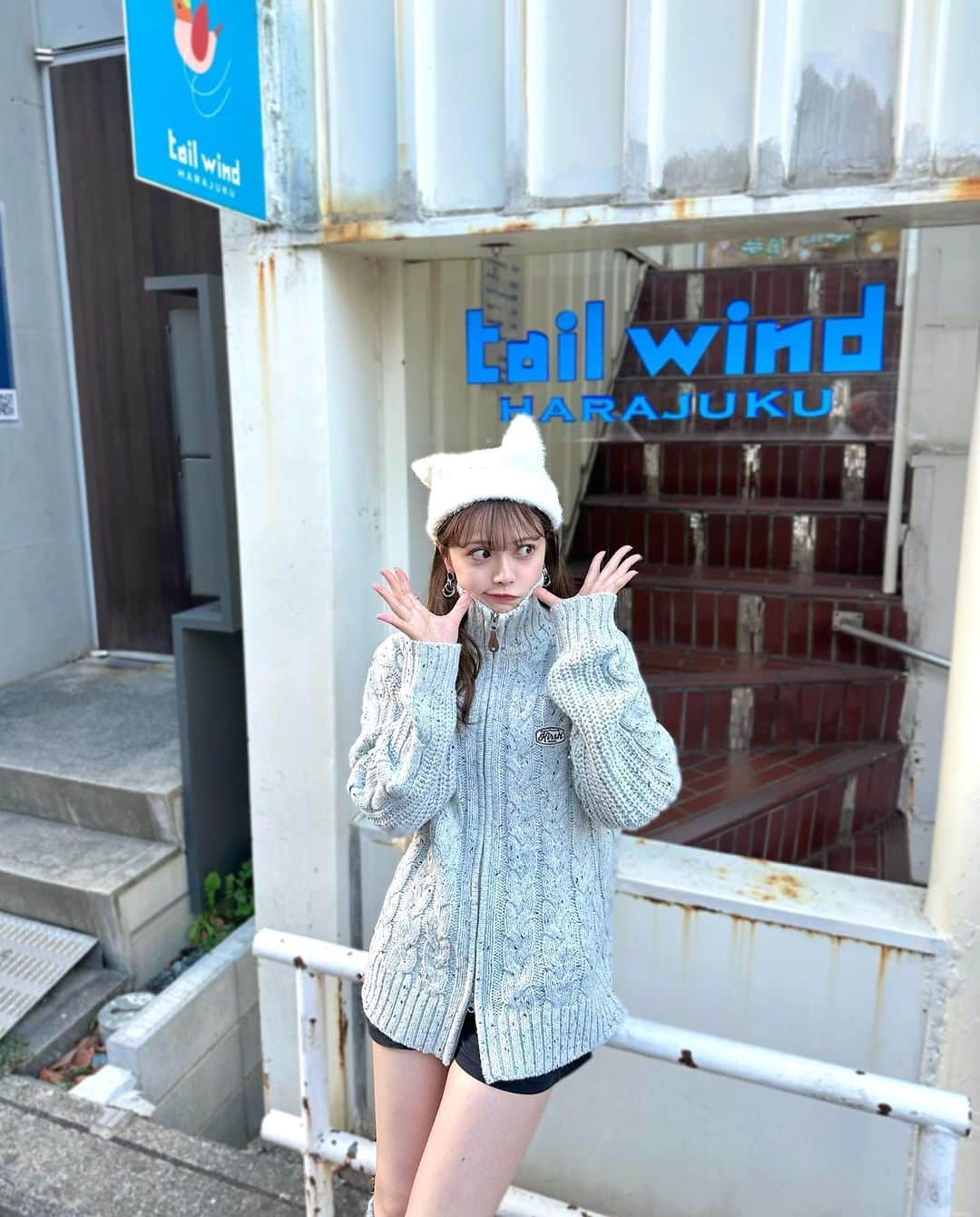 山崎春佳さんのインスタグラム写真 - (山崎春佳Instagram)「🐈‍⬛💙  にゃお。今日のしふくです。 @kirsh_jp_official のお洋服がｶﾜｲｽｷﾞﾙ❕❕ 男女問わず着られて、女の子が着るとオーバーサイズで◎ 原宿の店頭で見て一目惚れしたの\♡/  そしてイマすぎる帽子は @lovilyn_official ❤︎ ねこちゃんのずっと探していて、正にコレ！！って いうのが見つかってうれしかった。 ちょっと勇気がいったけどカジュアルに合わせたら いい感じになった✌︎ ブランドの雰囲気がとってもラブリーですき。 センス良すぎる @poyo__38 ちゃんもすき。  🏷 top @kirsh_official  beanie @lovilyn_official  leg warmers @shein boots @prada  bag @milkfedjp  #me #today #ootd #outfit #knit #kirsh #kirshgirl #beanie #catbeanie #ビーニー #ビーニー女子 #lovilyn #猫耳ニット帽 #ニットコーデ #キルシー #レッグウォーマー #ルーズソックス #shein #boots #prada」12月14日 22時00分 - haruka_yamazaki