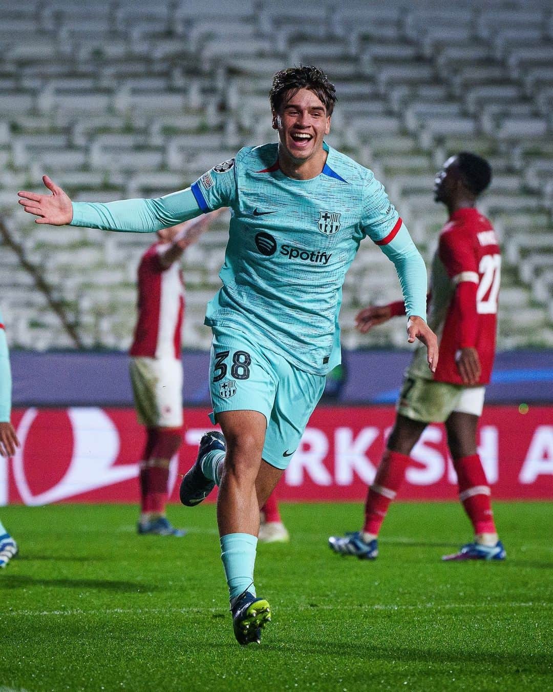 FCバルセロナのインスタグラム：「Congrats for your first goal in the Champions League, Marc! ⭐️  El primer gol a la Champions de Marc Guiu! 💙❤️  ¡Debut en la Champions con un gran gol! ⚽  🏡 #MadeInLaMasia」